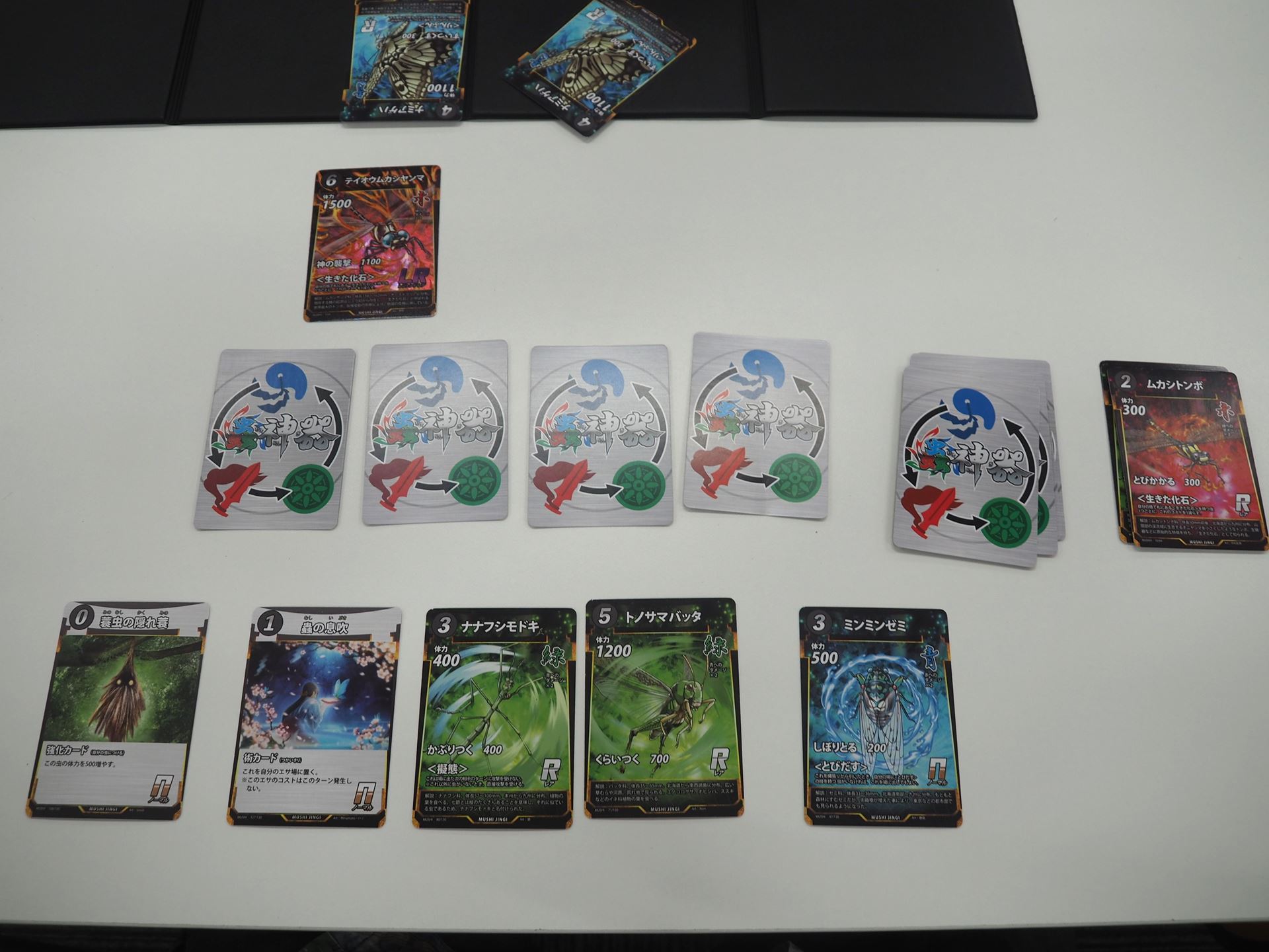 捨て札に＜生きた化石＞持ちの「ムカシトンボ」があるため、5コストで「テイオウムカシヤンマ」を場に出せる