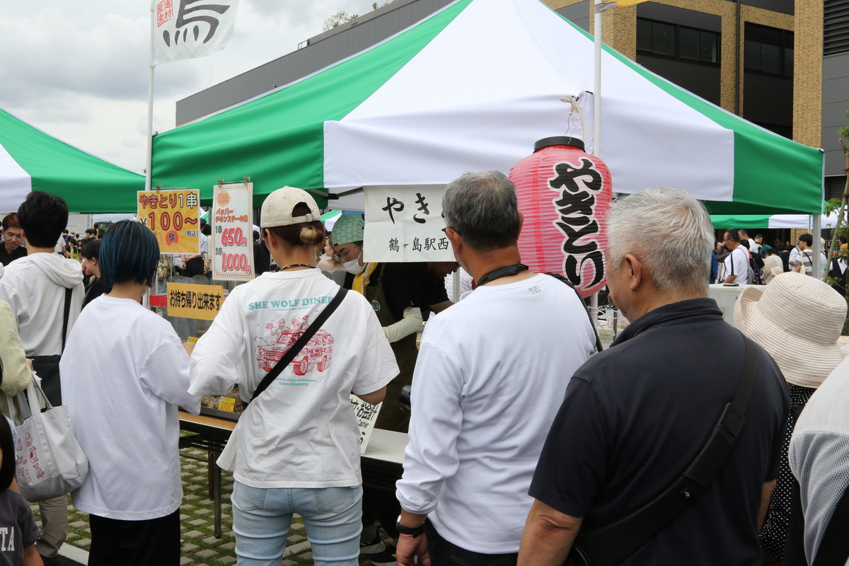 焼き鳥の屋台に並ぶ来場者たち