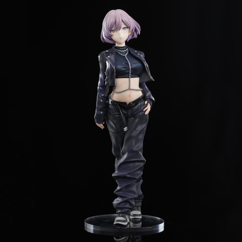 グリッドマン ユニバース」よりZOZOTOWNコラボの黒い衣装を着用した