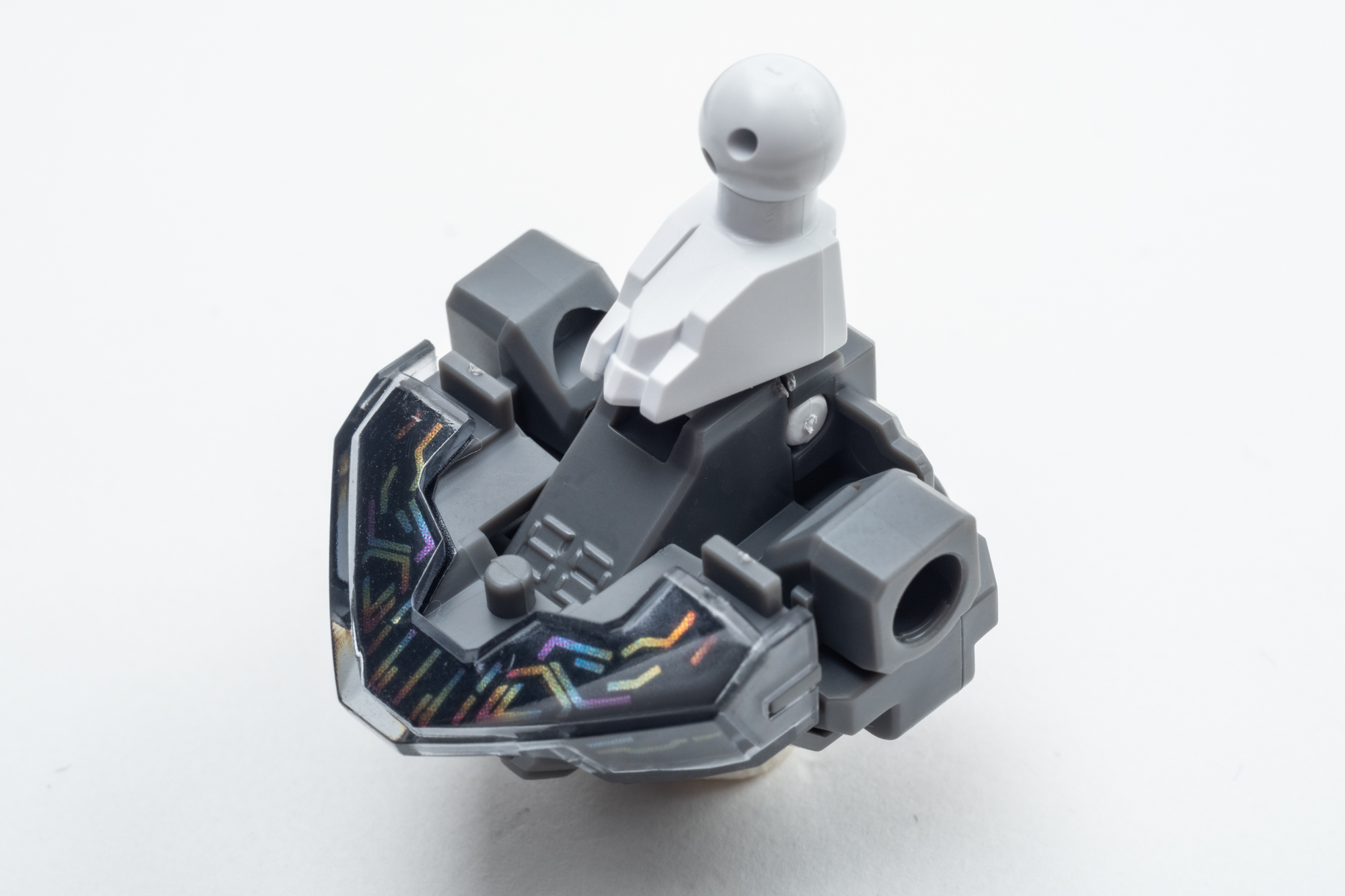 シェルユニットは光沢のあるシールとクリアパーツで立体感を出します