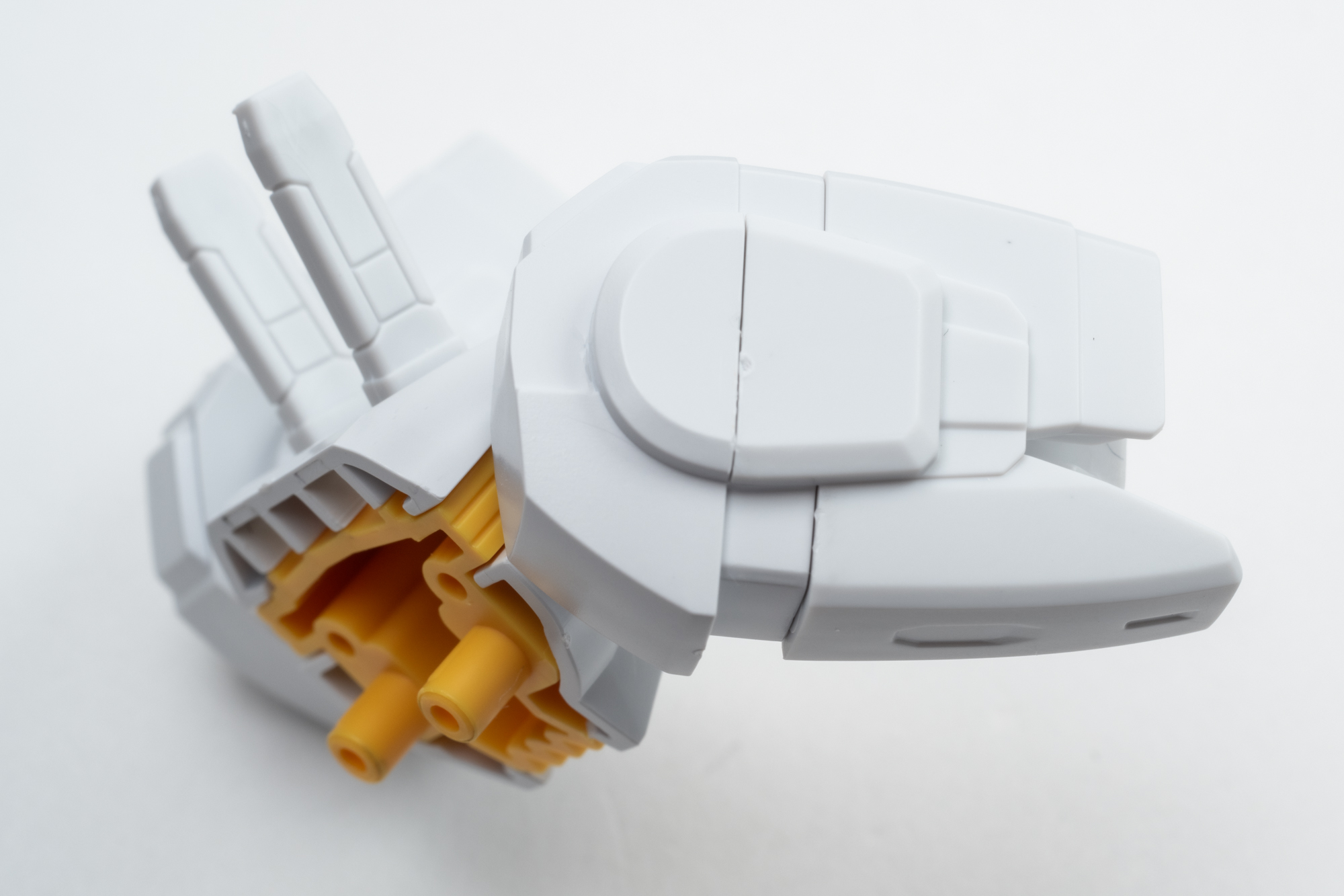 下が長くなるように組みます。ビームサーベルの持ち手部分は外せるが、サーベル部分は付属しません。