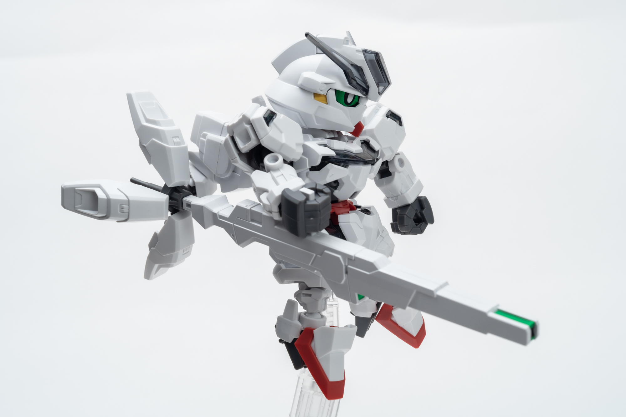 特徴的な武装を見せるようなポージングが決まります