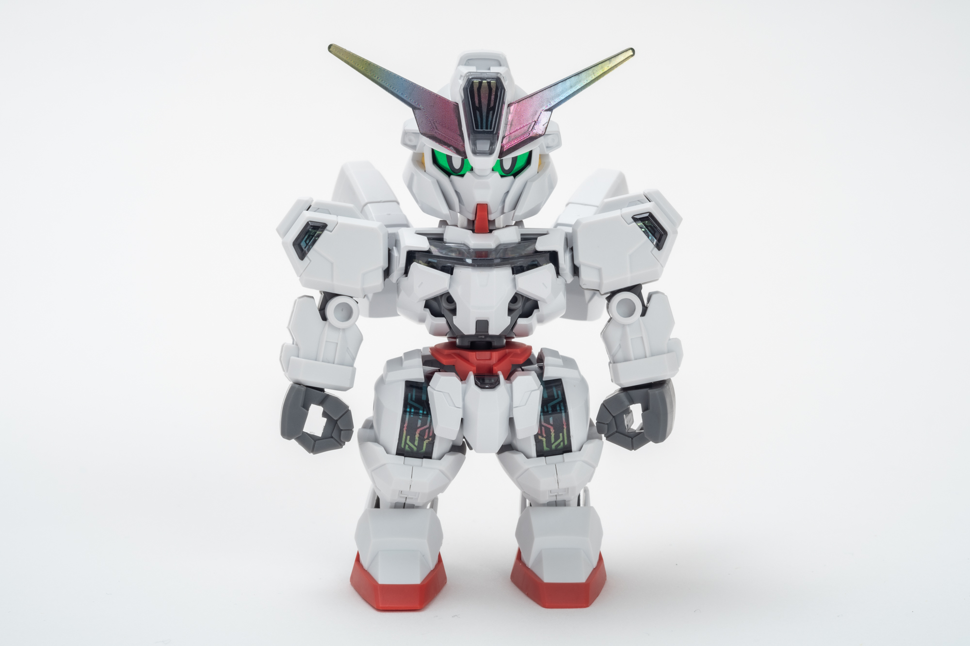 特徴的な武装を見せるようなポージングが決まります