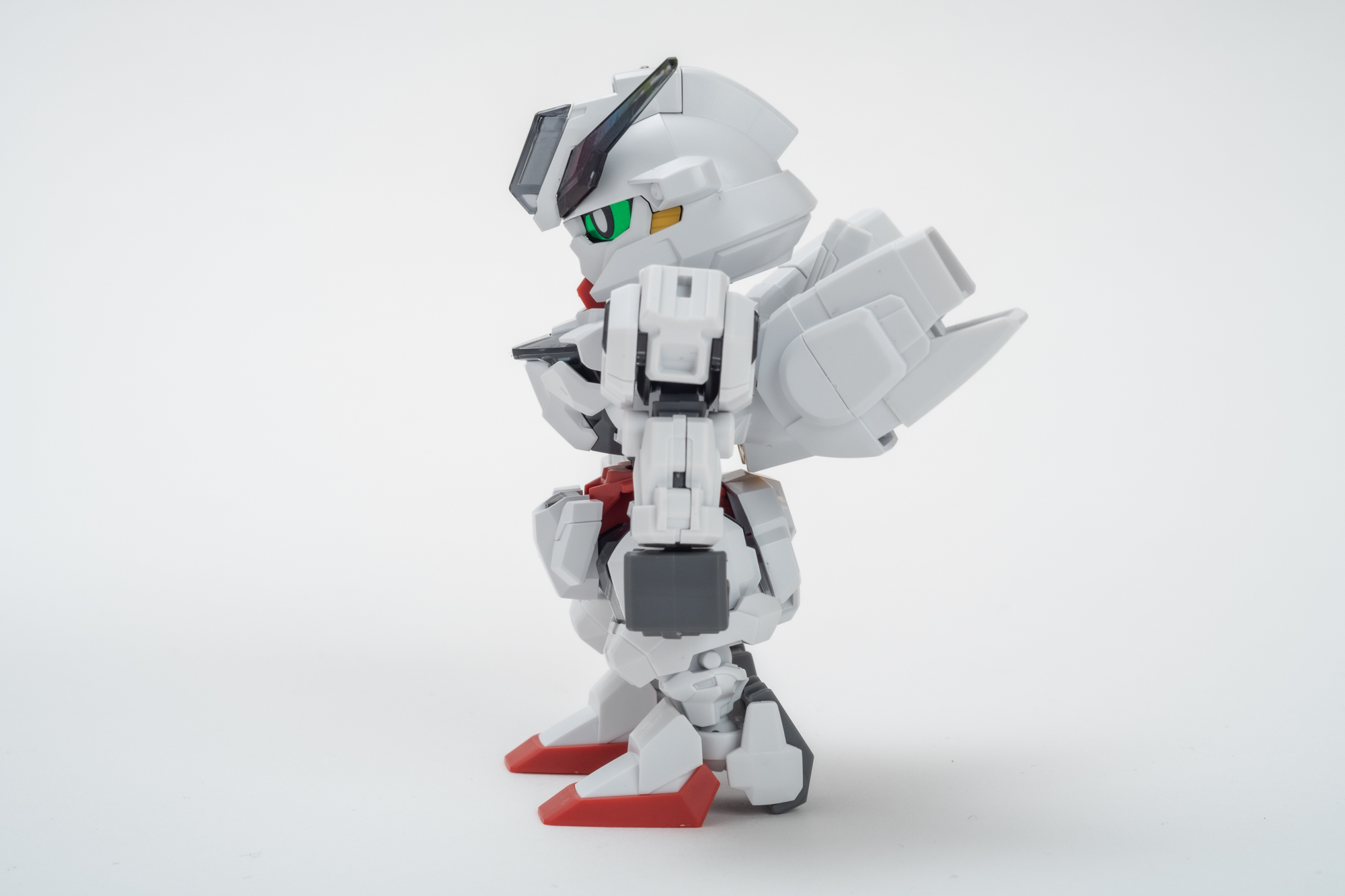 特徴的な武装を見せるようなポージングが決まります