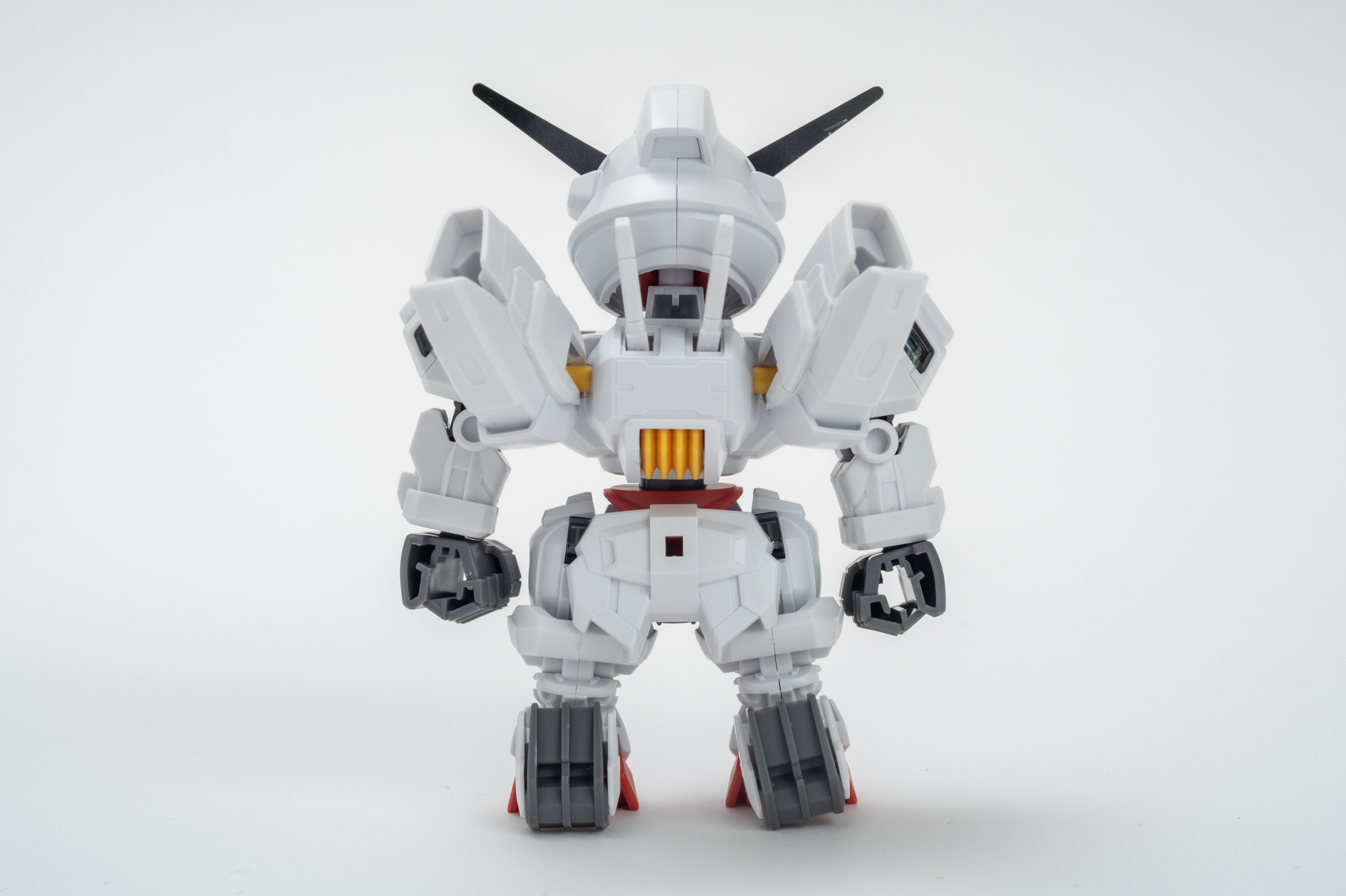 特徴的な武装を見せるようなポージングが決まります