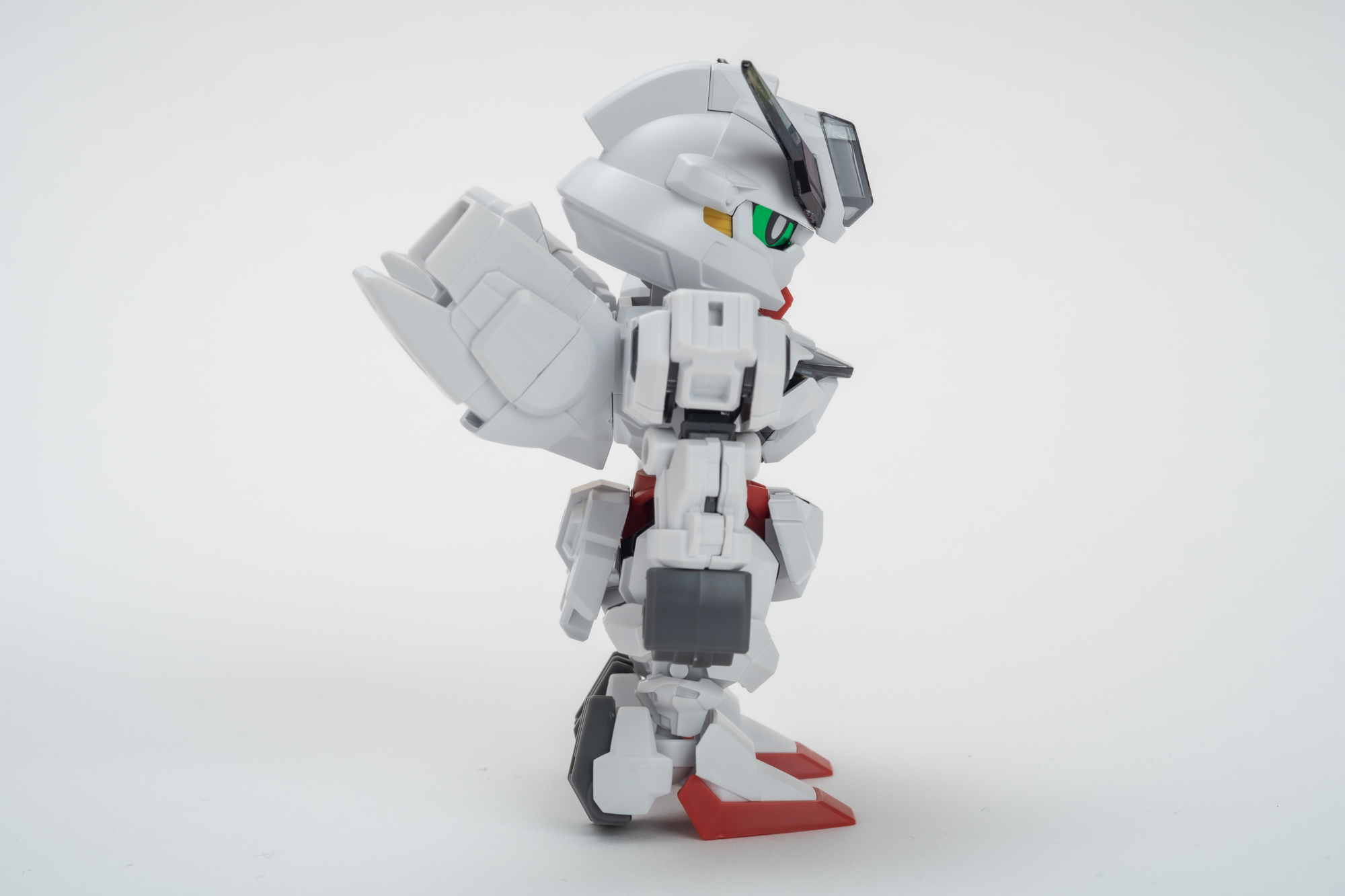 特徴的な武装を見せるようなポージングが決まります