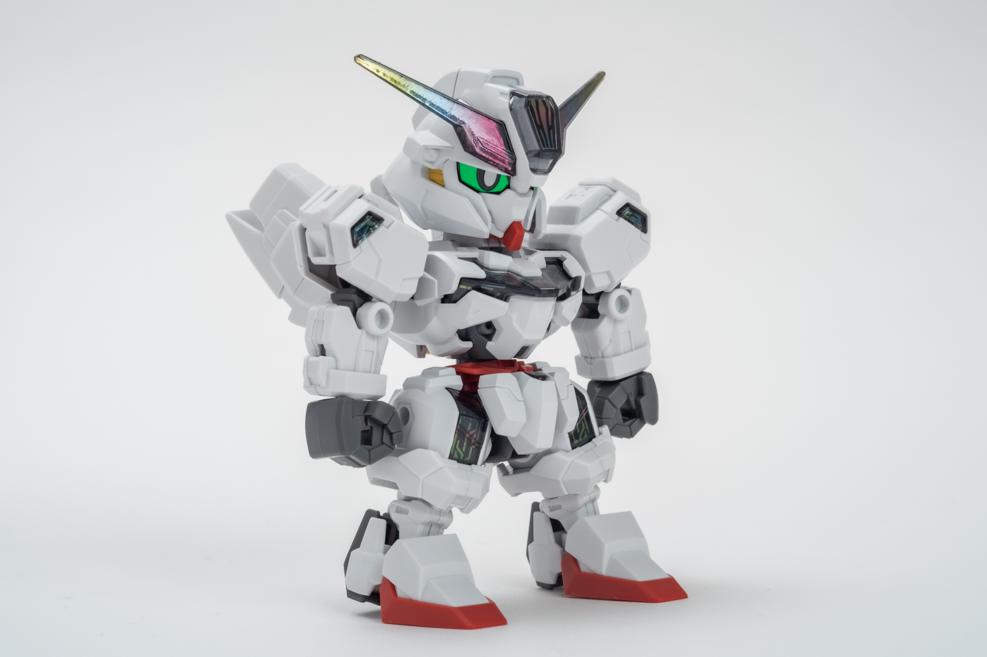 特徴的な武装を見せるようなポージングが決まります