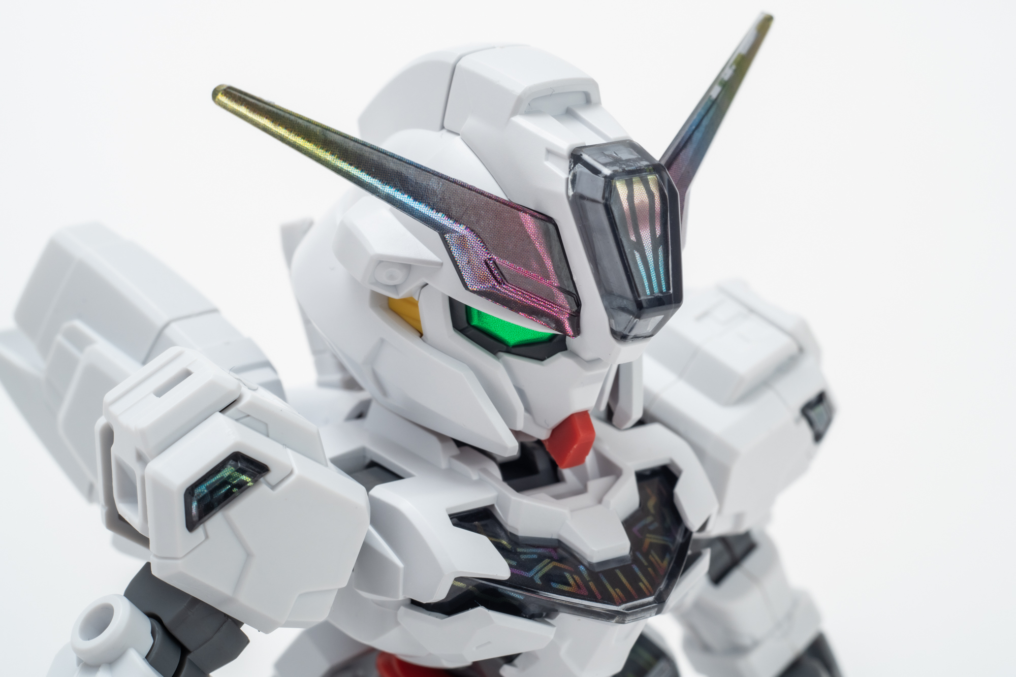 カラフルでメタリックなシールの存在感。光の当たり方によって見え方が大きく変わります