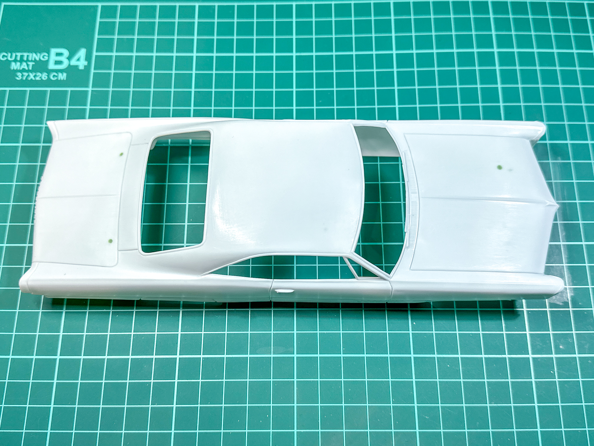 塗装前のボディパーツ。カーモデルは光沢クリアーの重ね塗りが必要のためモールドの彫り直しを行なっています。