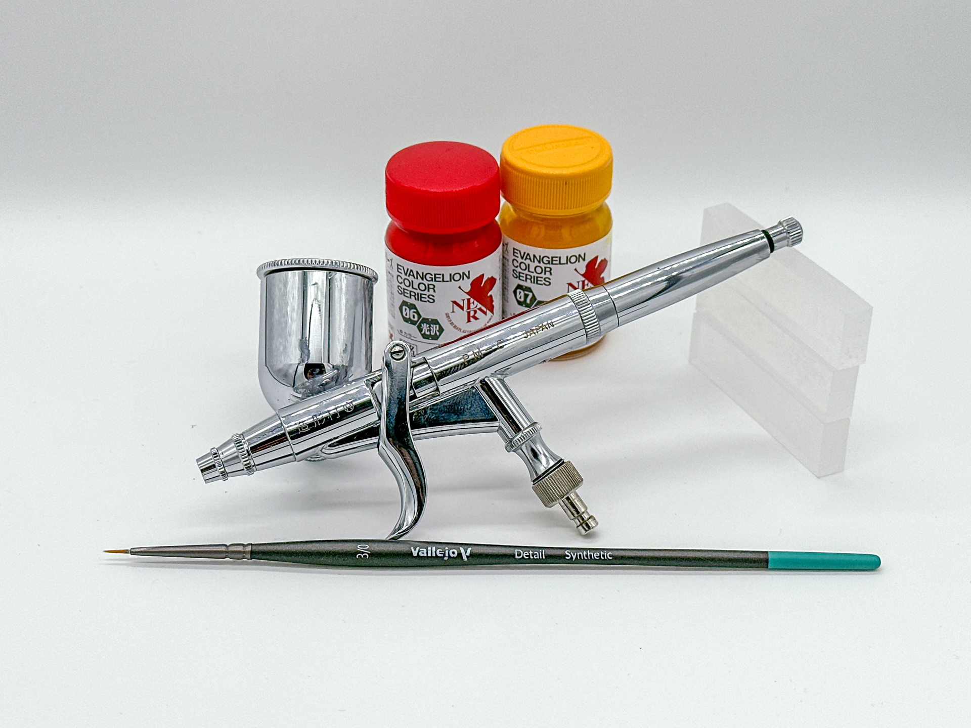 今回の作例にて使用した塗装用具。ハンドピースは0.3mm径、サイドカップ式のトリガータイプを使用し、部分塗装には面相筆を使用しています。