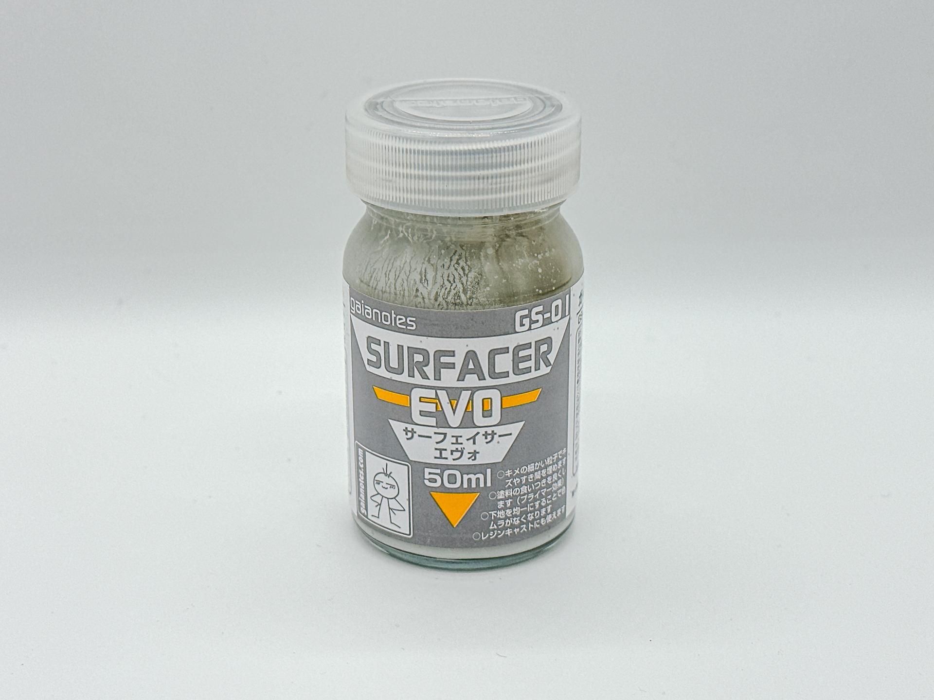 今回使用した「GS-01 サーフェイサーエヴォ」。今回の配色ではグレータイプのサーフェイサーを使用しましたが、仕上げ色によっては他の色のサーフェイサーを使用しても良いかと思います。