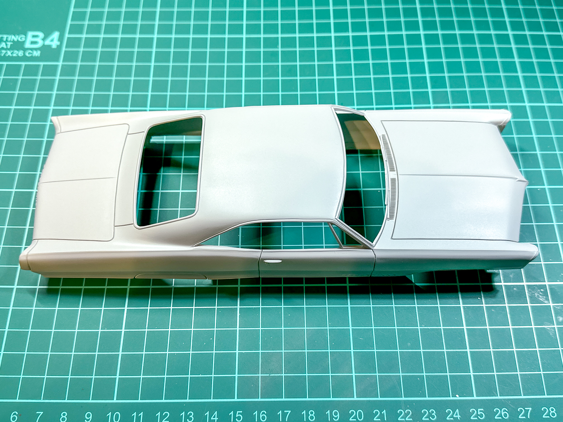 「GS-01 サーフェイサーエヴォ」を塗装したボディパーツ。サーフェイサーを使用することで表面の処置忘れも可視化しやすくなります。