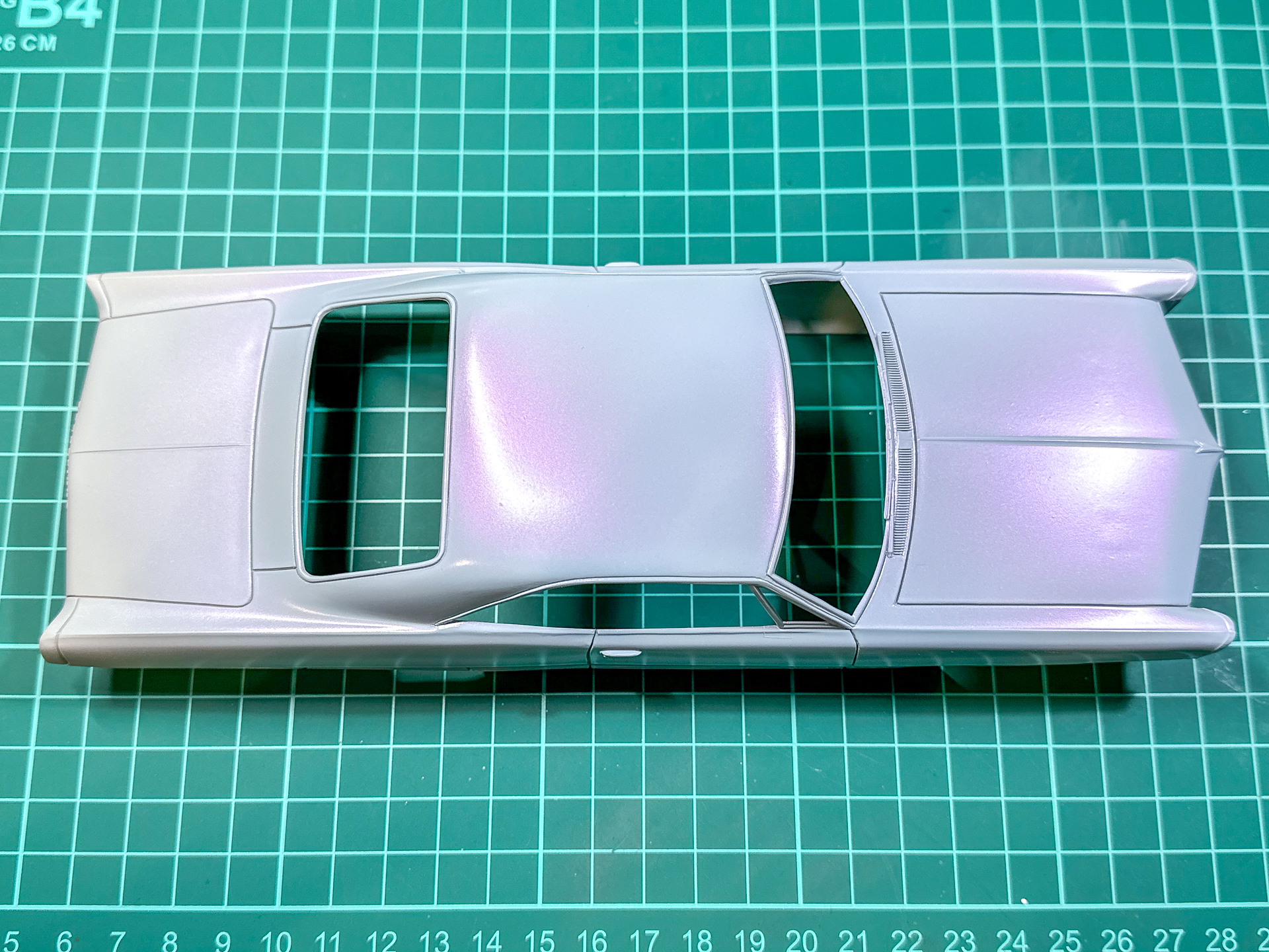 炎の縁部分を塗装したボディパーツ。ピンク色のパールを含んだホワイトです。