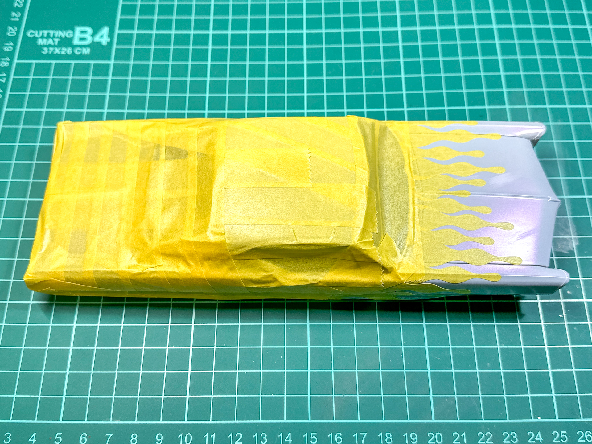 マスキングを行なったボディパーツ。カット済みマスキングシールで簡単に模様をマスキングすることができます。