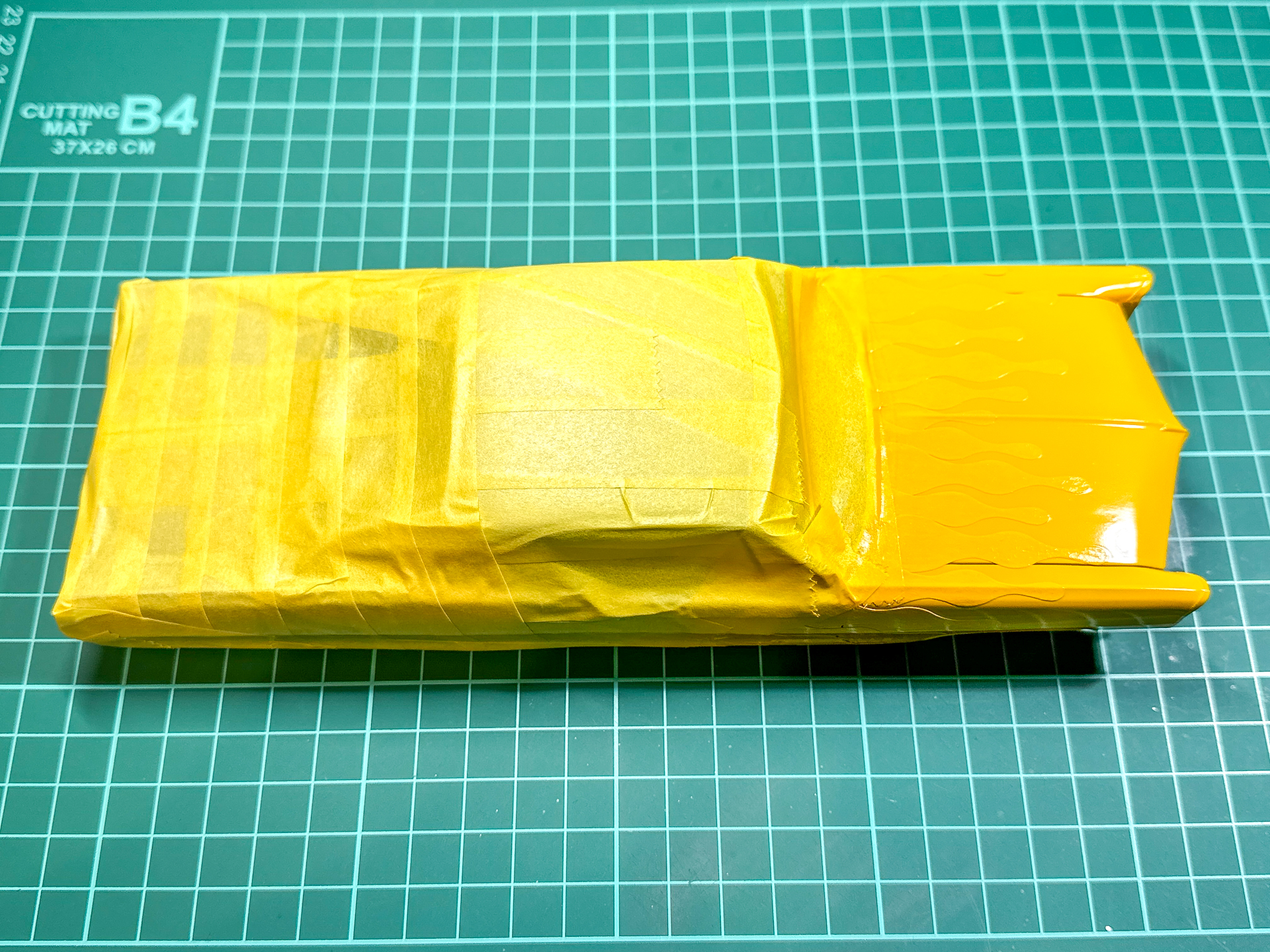 イエローを塗装したボディパーツ。エヴァイエローはエヴァンゲリオン2号機のイエローを再現した色となっています。