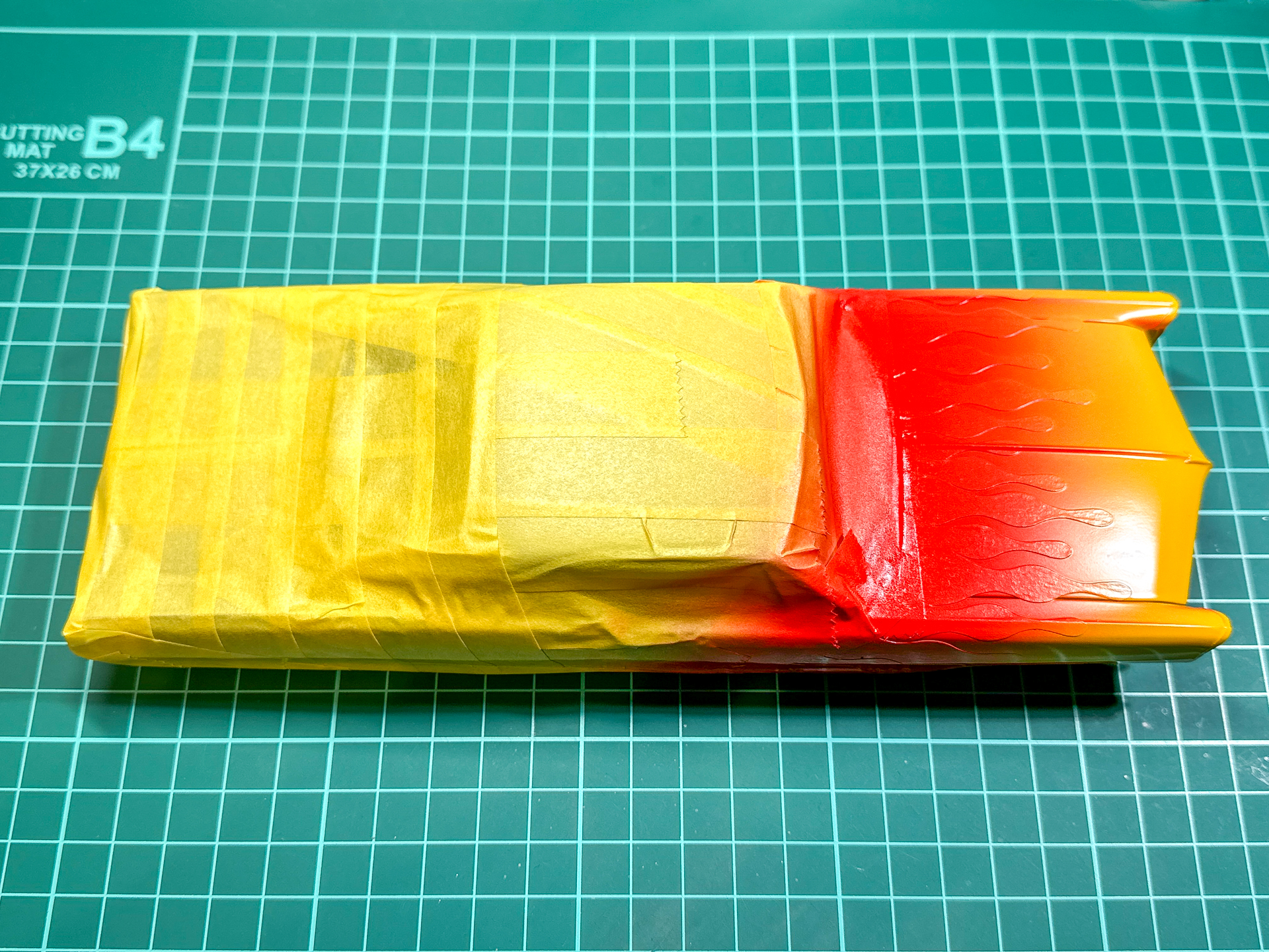 レッド部分を塗装したボディパーツ。マスキングシールの端部でイエローになるようグラデーションを調整しています。