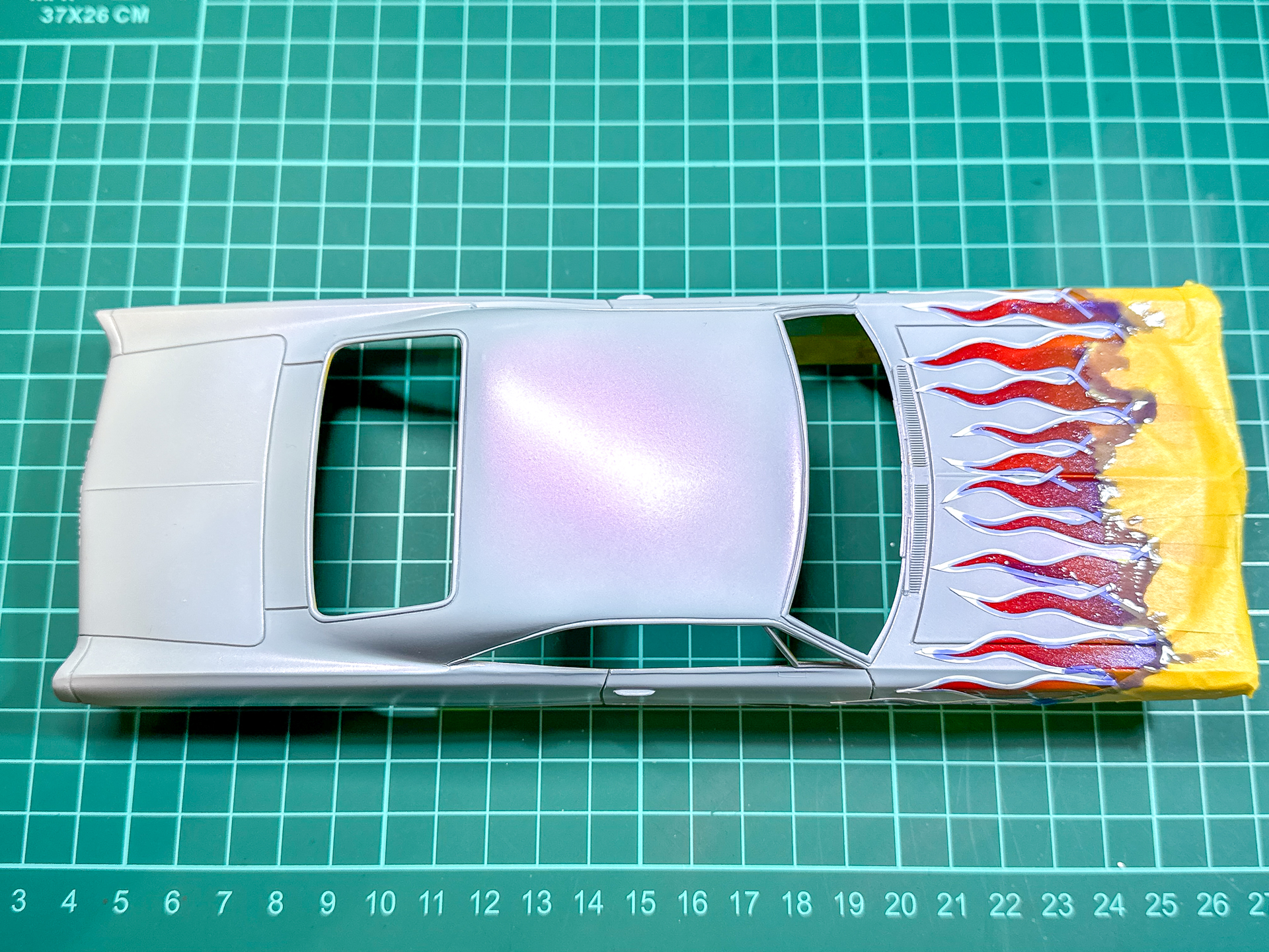 ファイアパターンのマスキングが完了したボディパーツ。「G-09r マスキングコートR」を使用することで細かい箇所も簡単にマスキングすることが可能です。