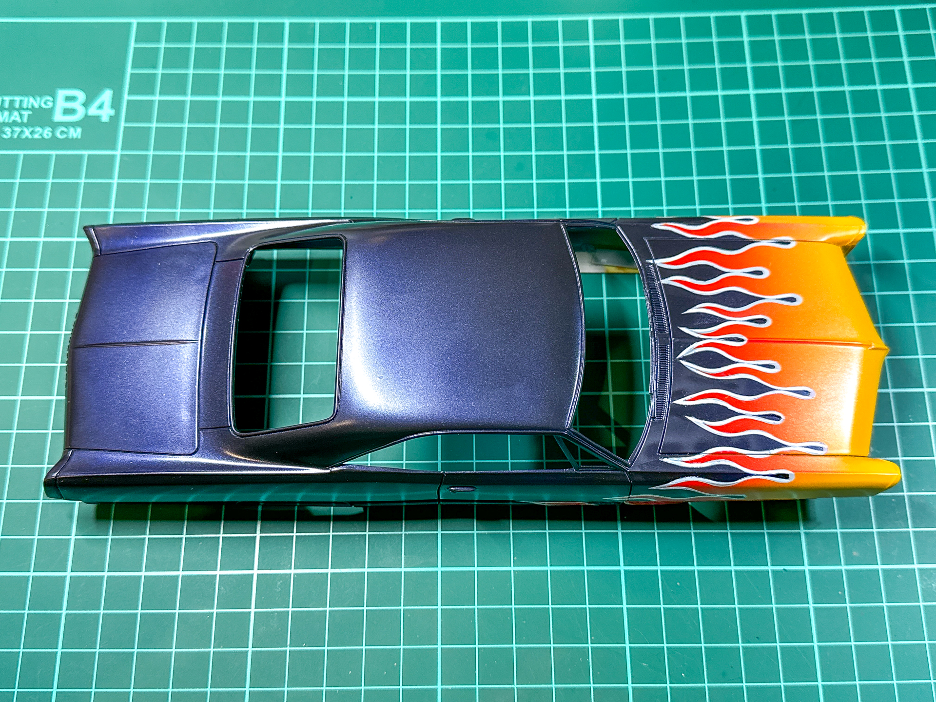 「VO-104 パールマーズダークブルー」を塗装したボディパーツ。マスキングを剥がせばカッコイイファイアパターンが現れます。