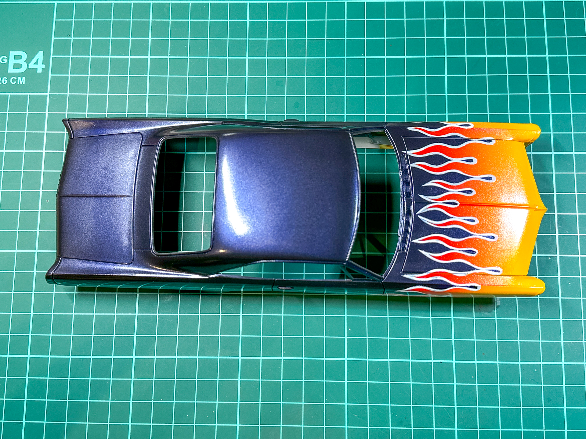 1層目のクリアーを塗布したボディパーツ。濃いクリアーを塗布しているため、表面が柚子肌となっています。