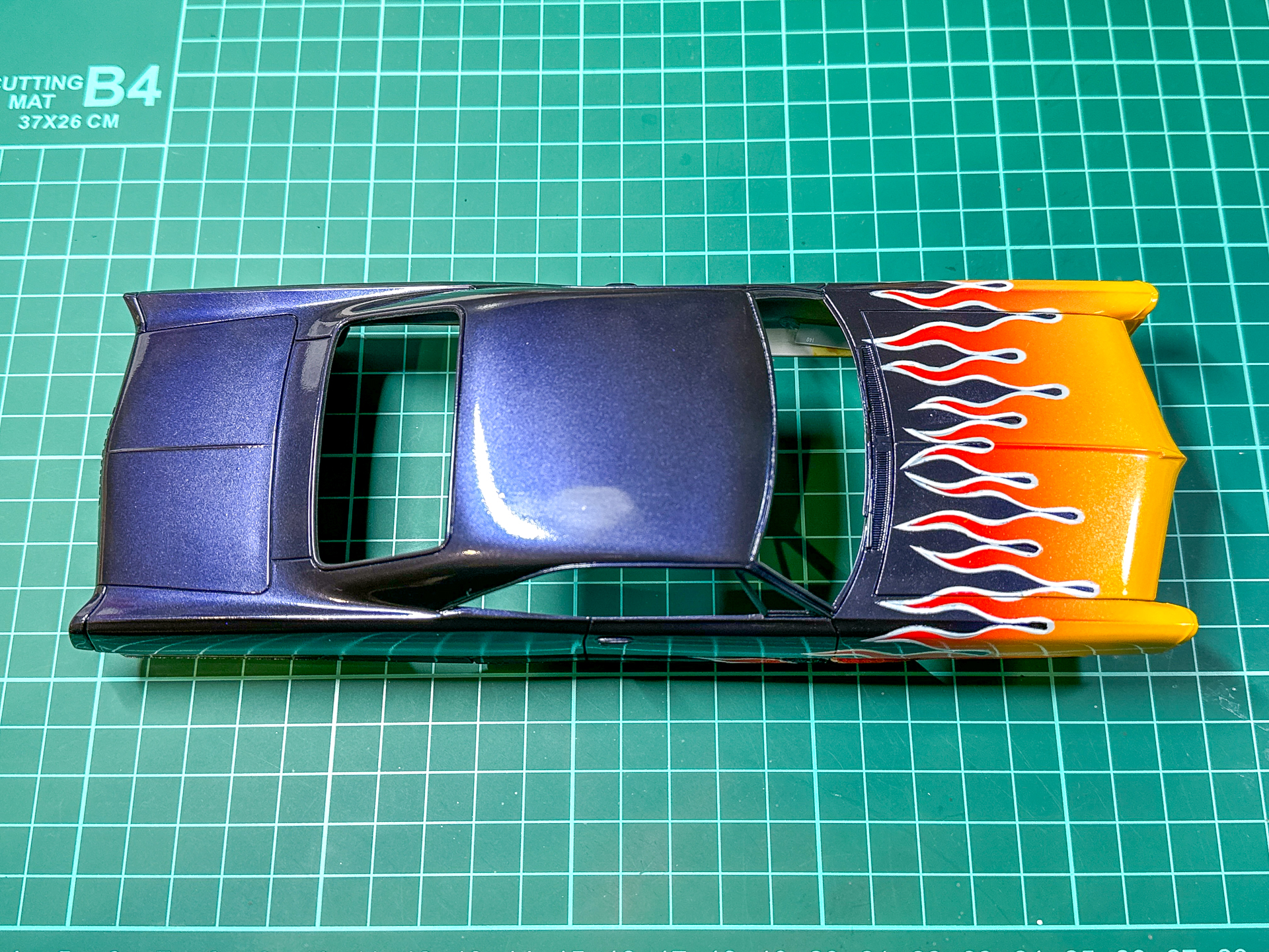 2層目のクリアーを塗布したボディパーツ。途中でほこりなどが付着した際は乾燥後1500番の紙やすりで除去していきます。