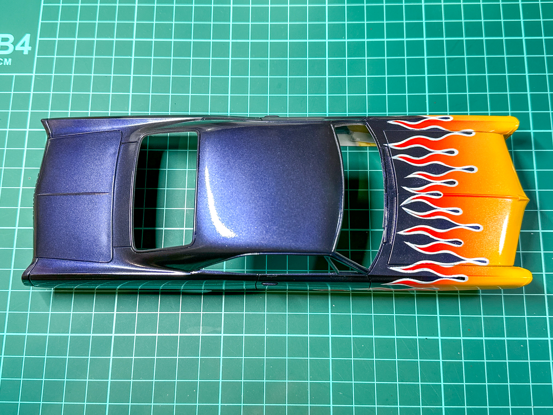 3層目のクリアーを塗布したボディパーツ。ここから一度中研ぎに入ります。