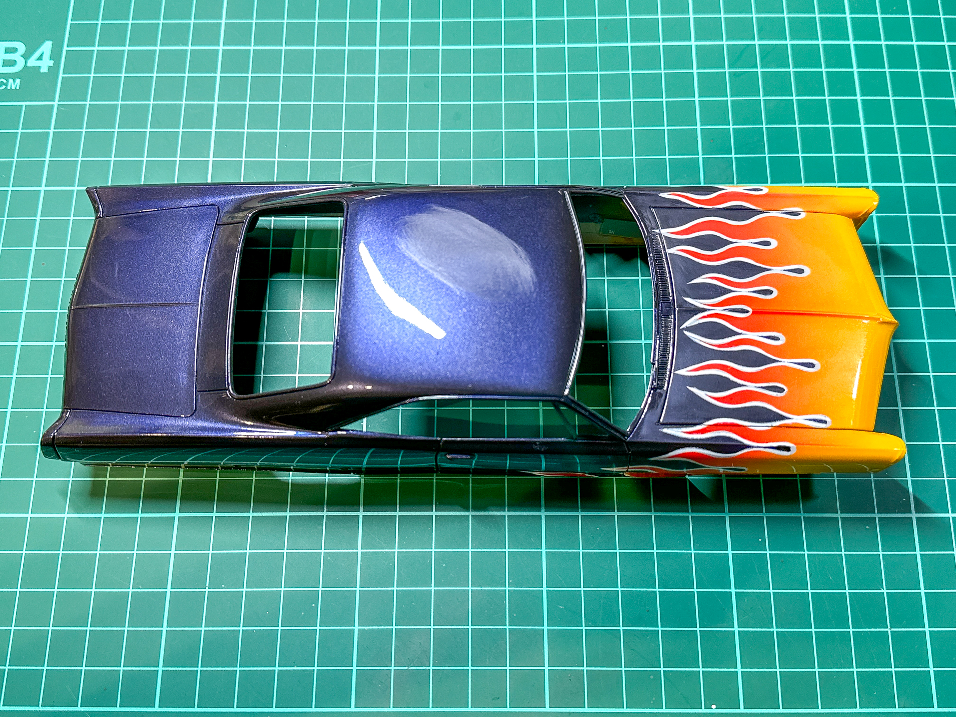 クリアー層が6層、中研ぎが2回行われたボディパーツ。塗装の段差が解消されました。