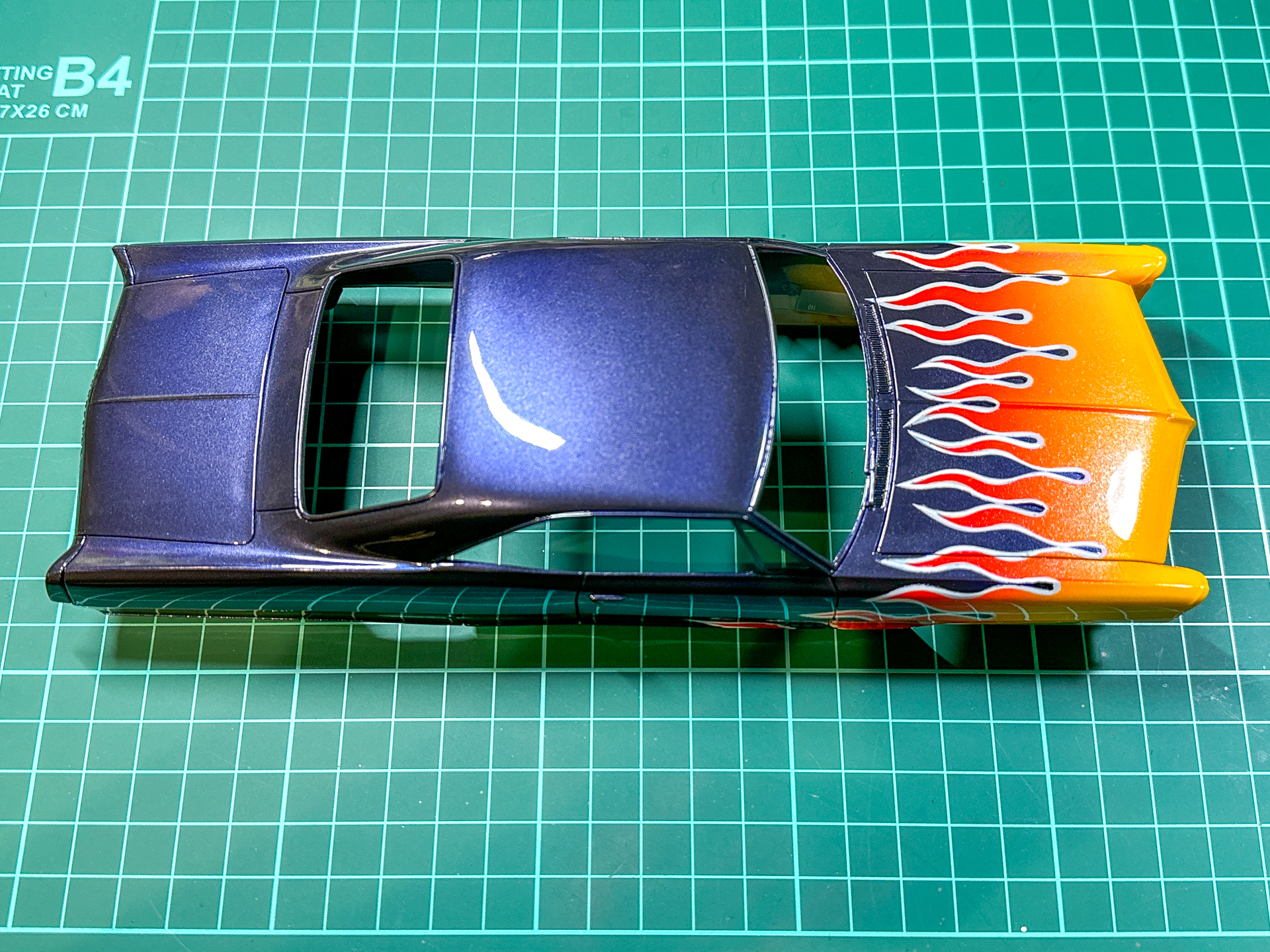 さらに2層のクリアーを重ねたボディパーツ。これにてクリアーの塗布は完了です。