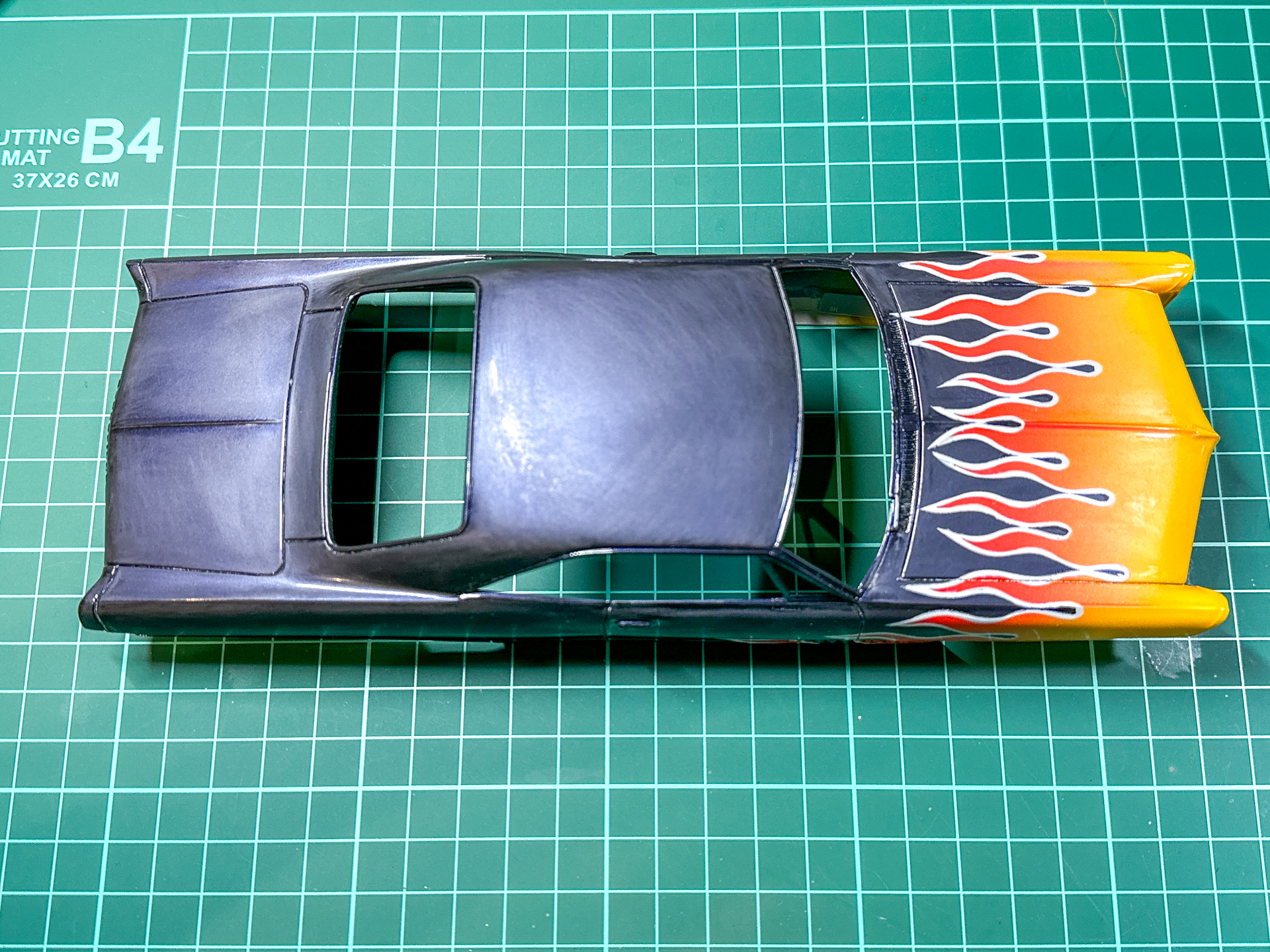 1500番の紙やすりで磨かれたボディ。全体が均一なつや消しとなるように磨きます。