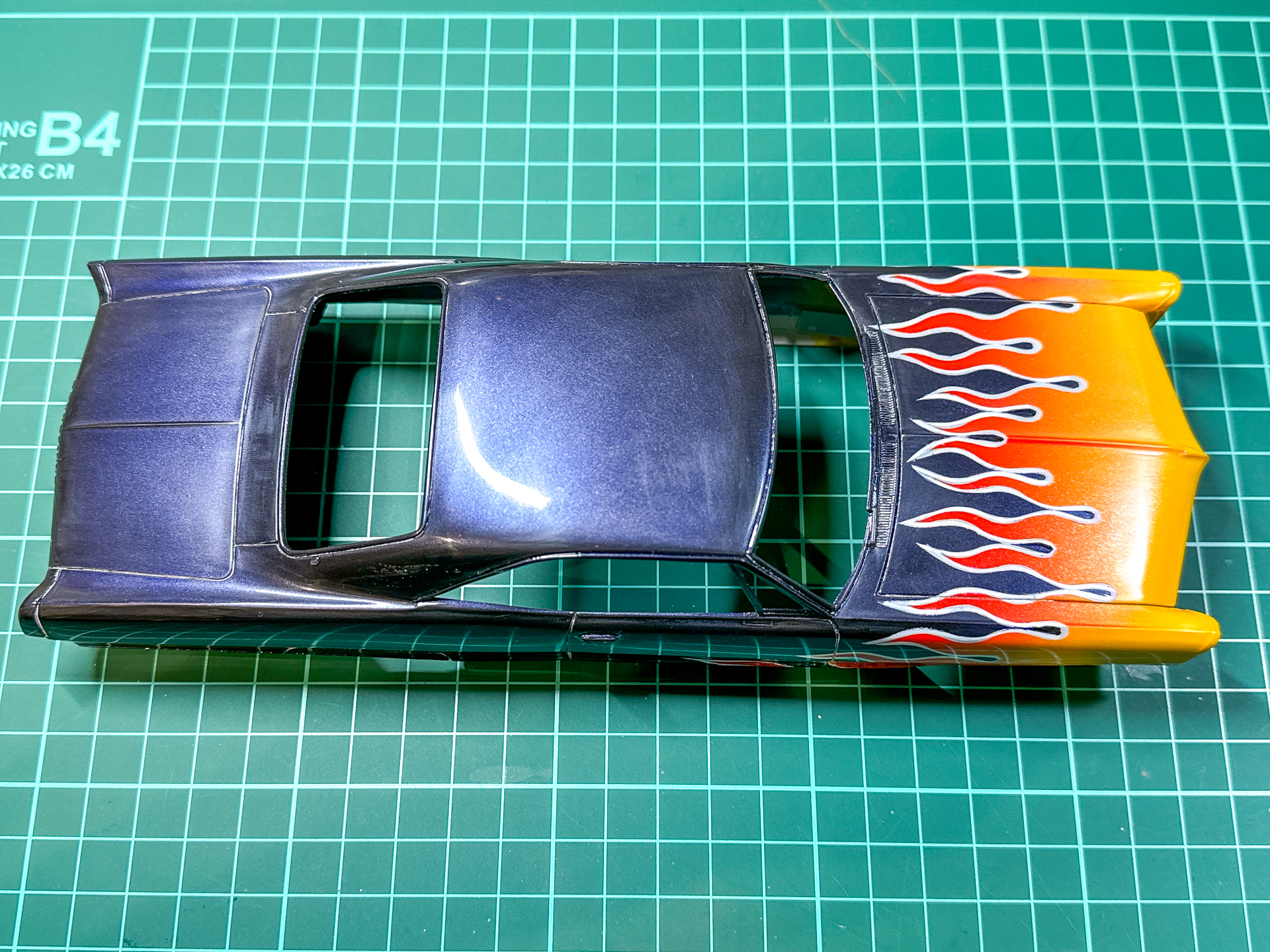 スポンジやすりでの磨きが完了したボディパーツ。スポンジやすりでの磨きでは光沢にはなりません。