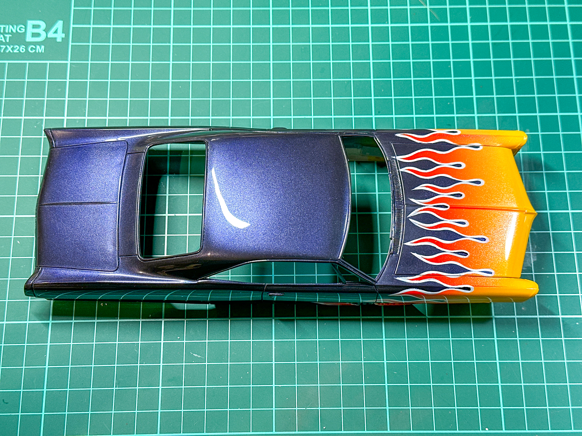 コンパウンドによる研磨が完了したボディパーツ。実車のような光沢を得ることができました。