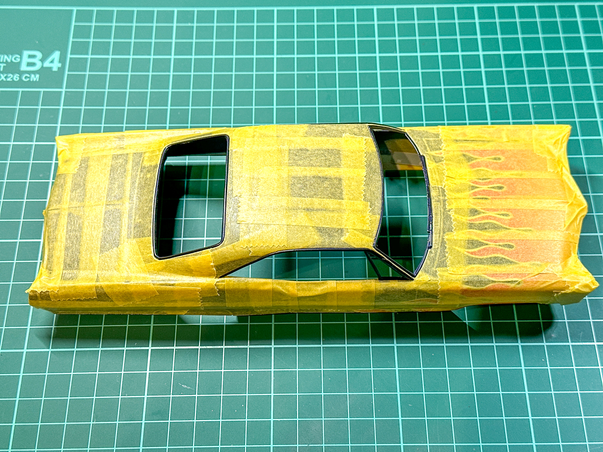 塗分けをマスキングしたボディパーツ。モールドに沿ってカットすることできれいにマスキングできました。