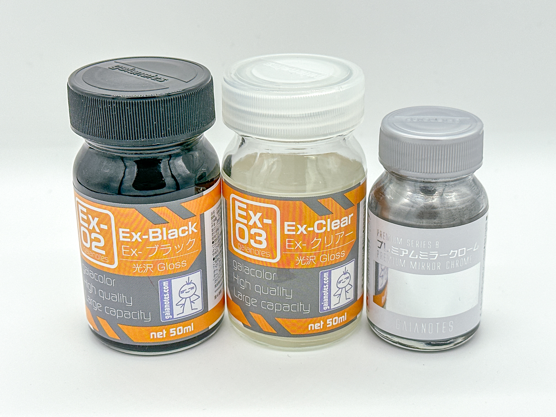 シルバー塗装に使用した塗料。下地は「Ex-02 Ex-ブラック」と「Ex-03 Ex-クリアー」使用して高光沢のブラックを作り、仕上げ色として「GP-08 プレミアムミラークローム」を塗装しました。
