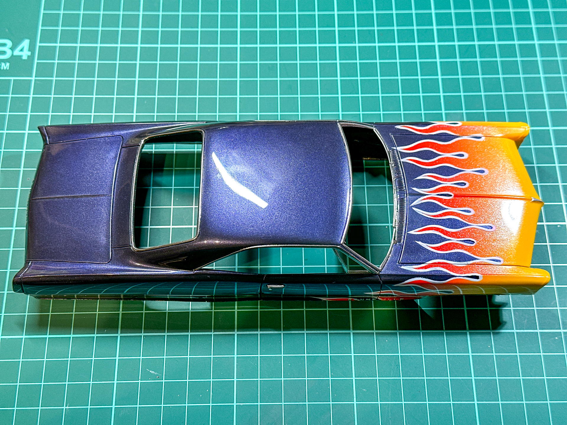 筆による塗分けが完了したボディパーツ。ボディの完成が近づいてきました。