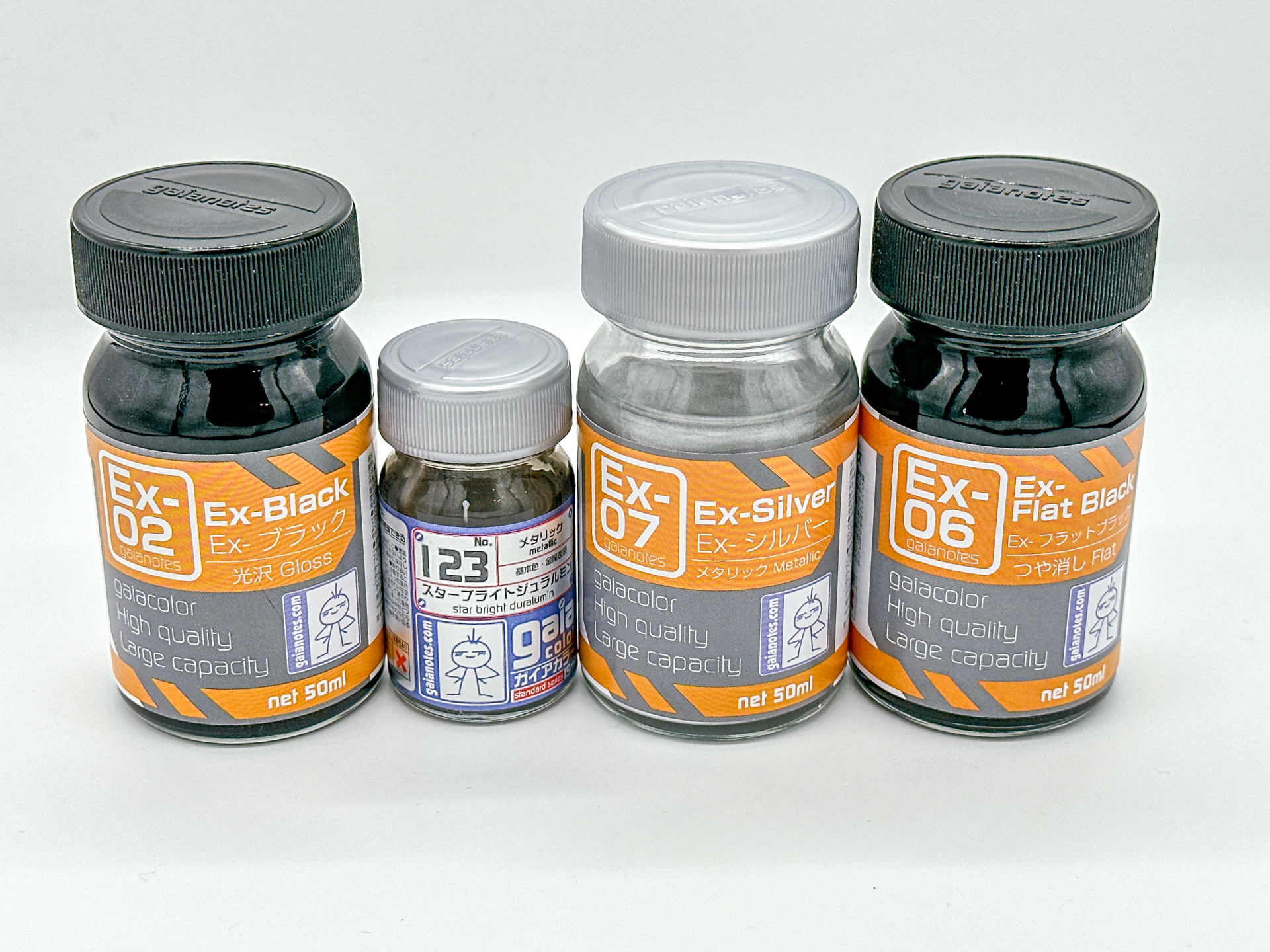 車体下面の塗分けに使用した塗料。4色にて塗分けを実施します。