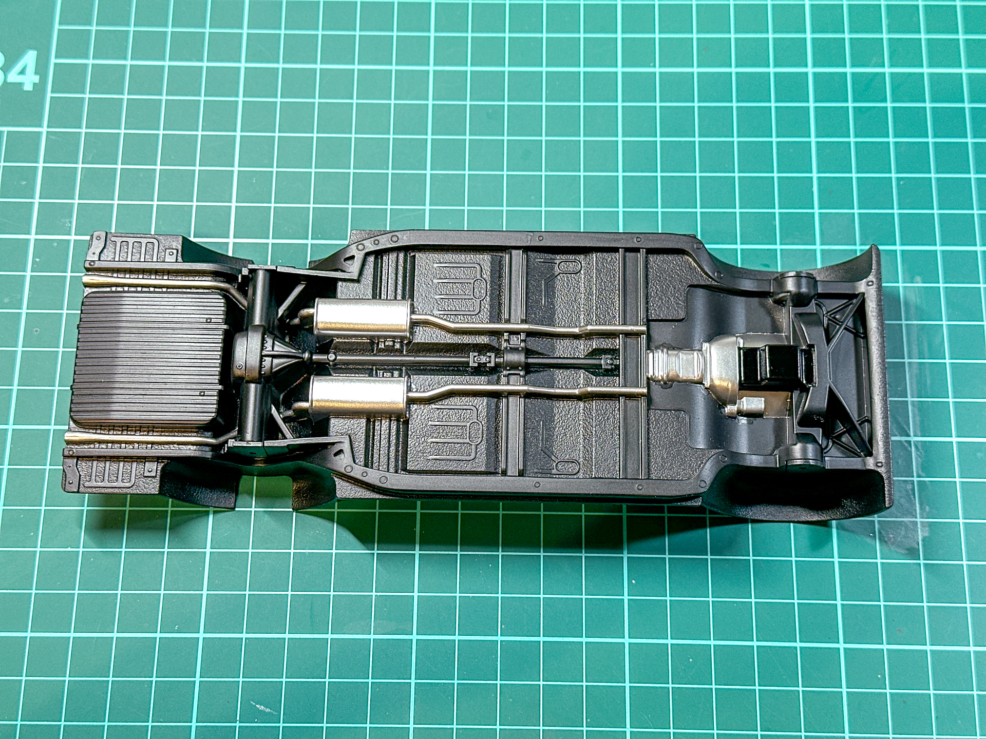 塗分けが完了した車体下面。質感の違いを再現できたと思います。