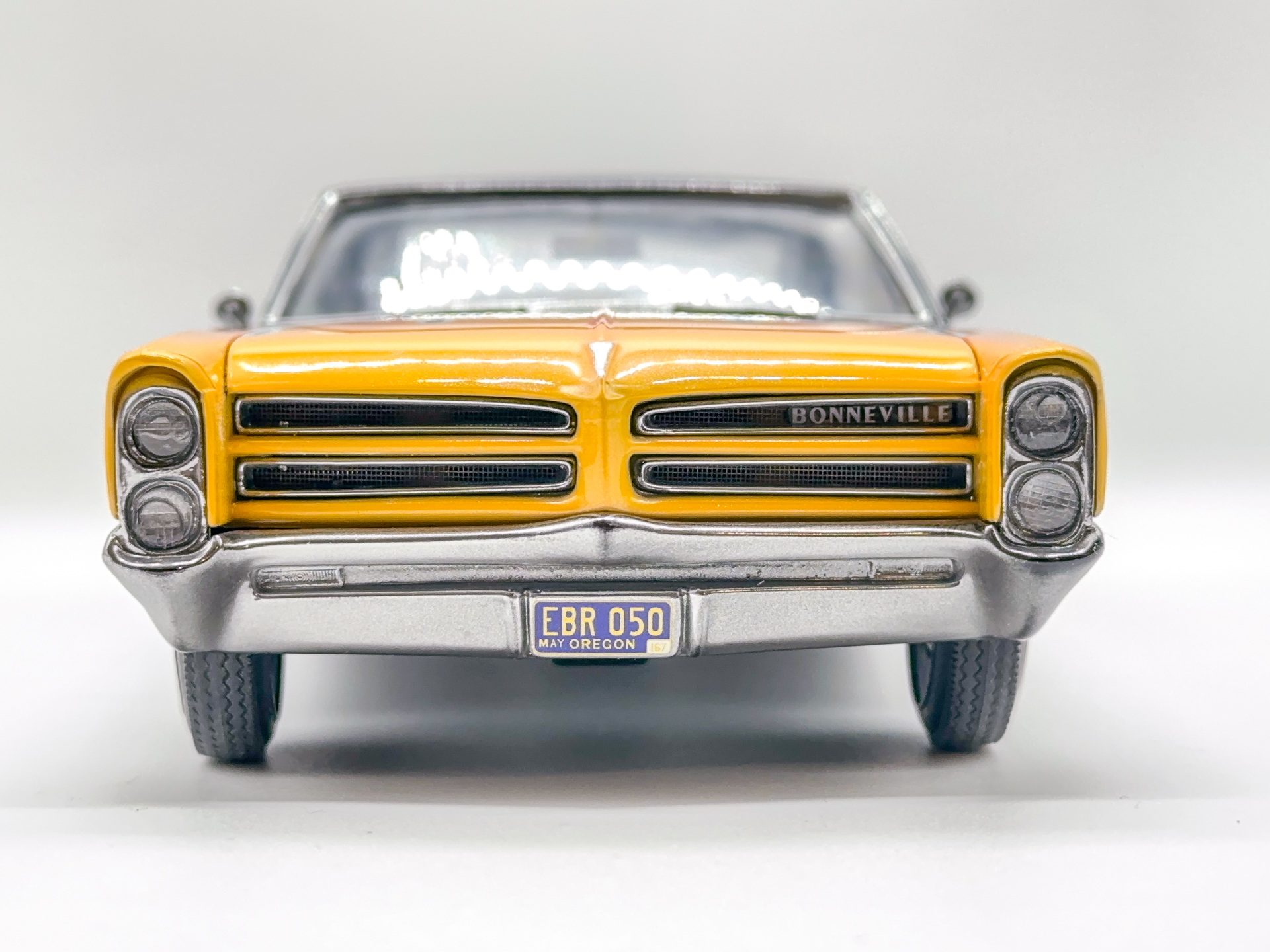 正面を煽りから。アメ車らしい重厚感のある顔をしています。