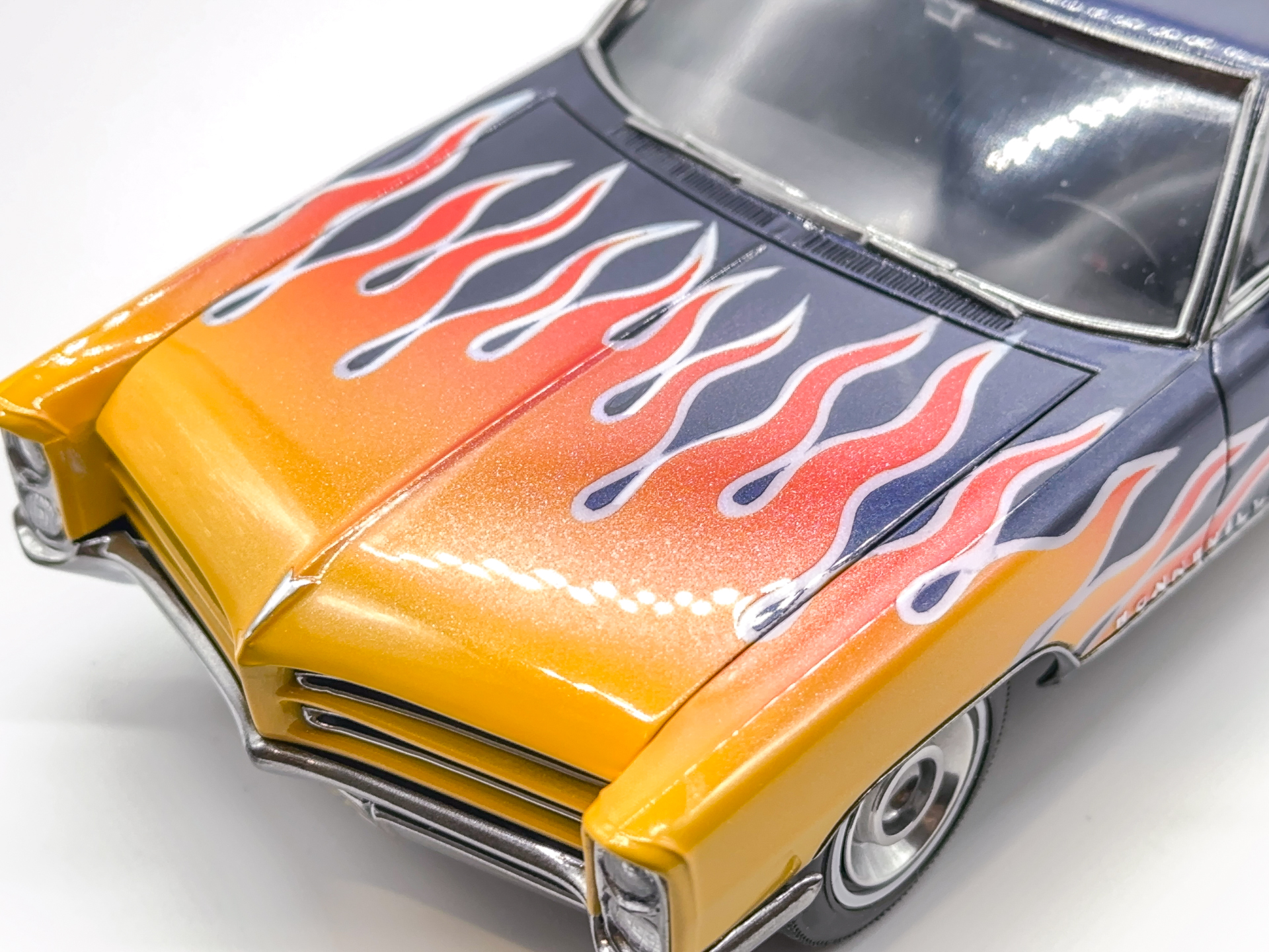 ボンネットのアップ。ファイアパターンの塗装後研ぎ出しをしているので段差のない滑らかなボンネットになっています。