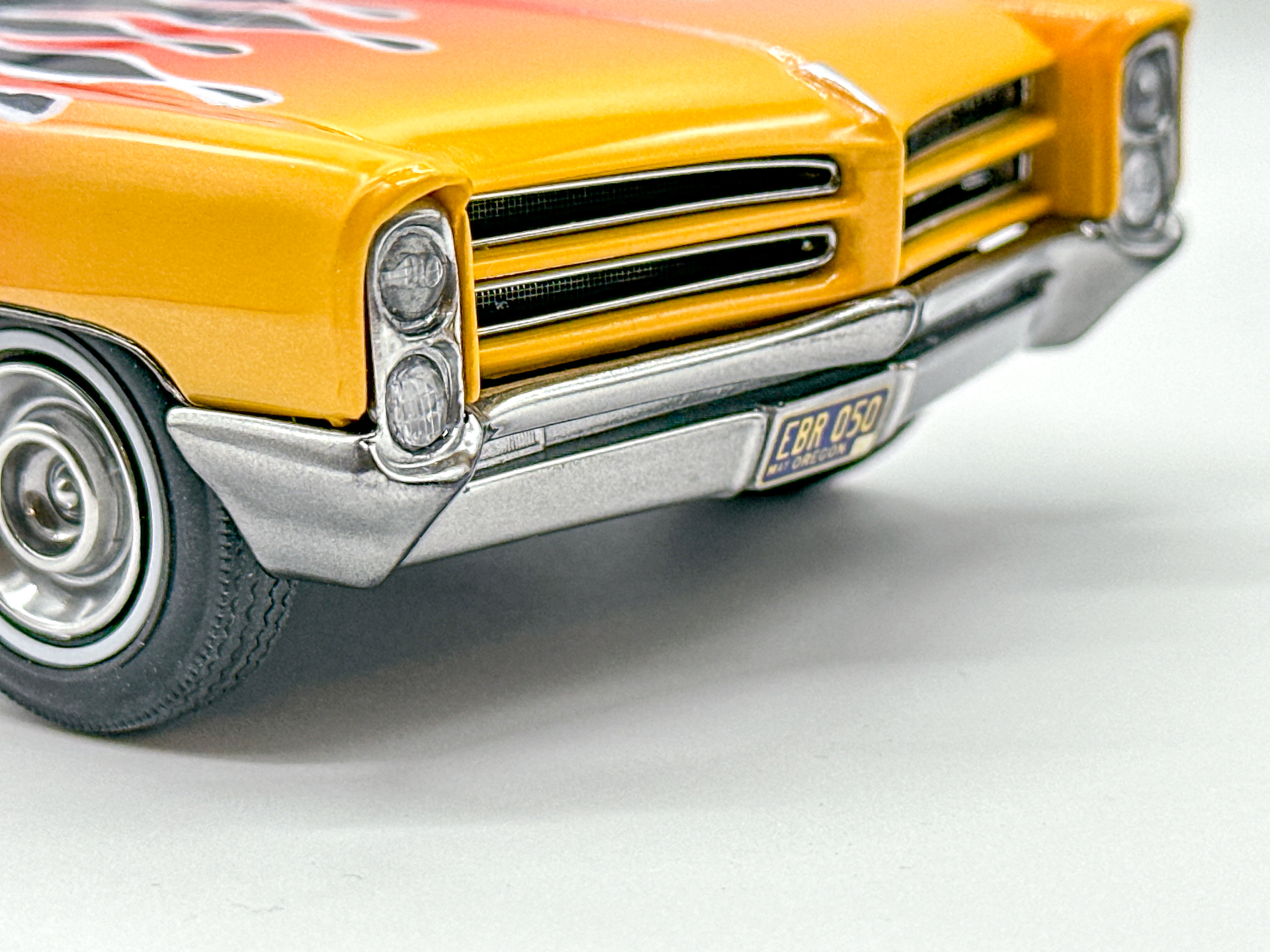 フロントバンパーのアップ。「GP-08 プレミアムミラークローム」がバンパーをよりリアルに仕上げています。