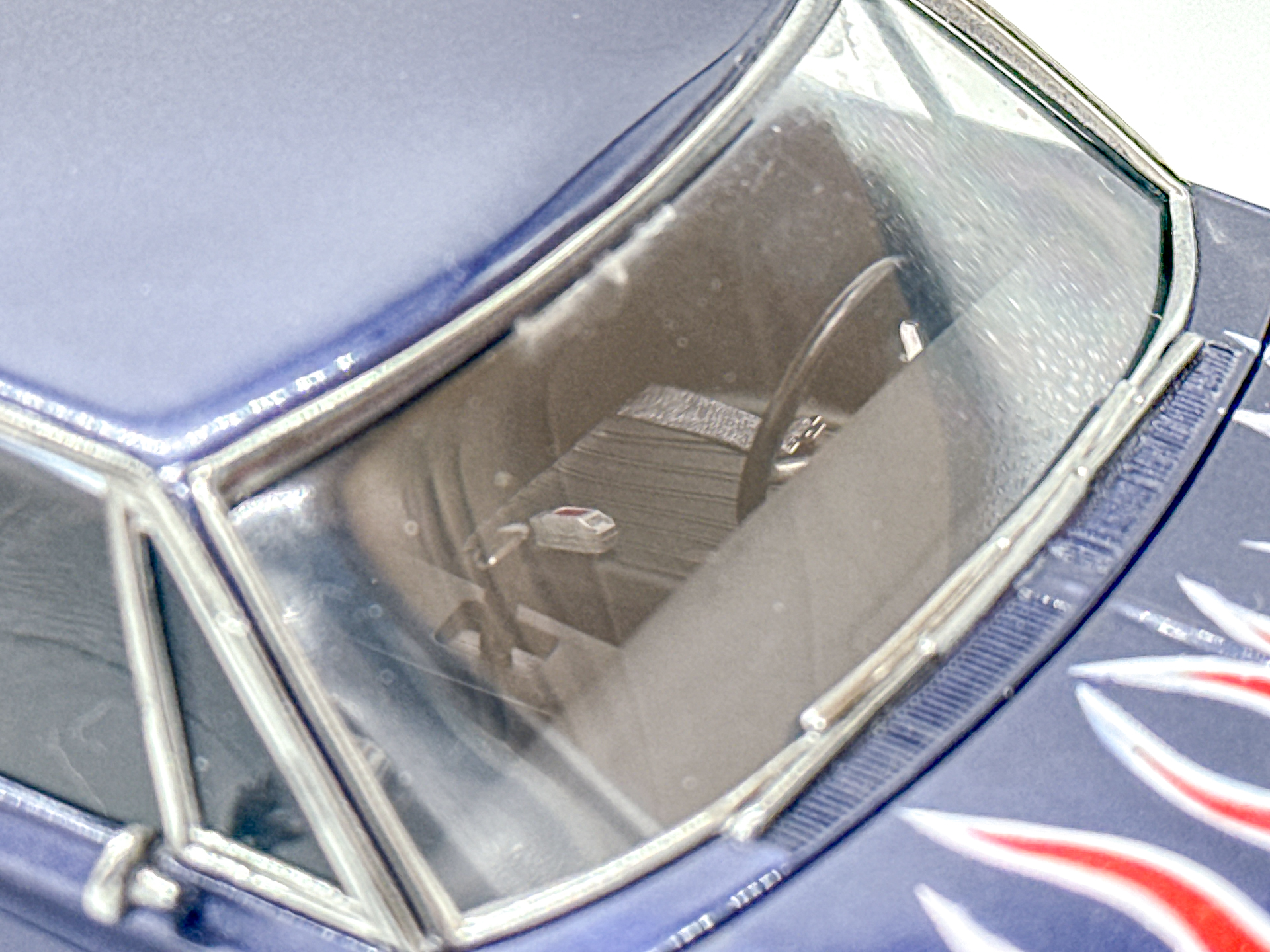 内装のアップ。追加のシートベルトがいい味を出しています。