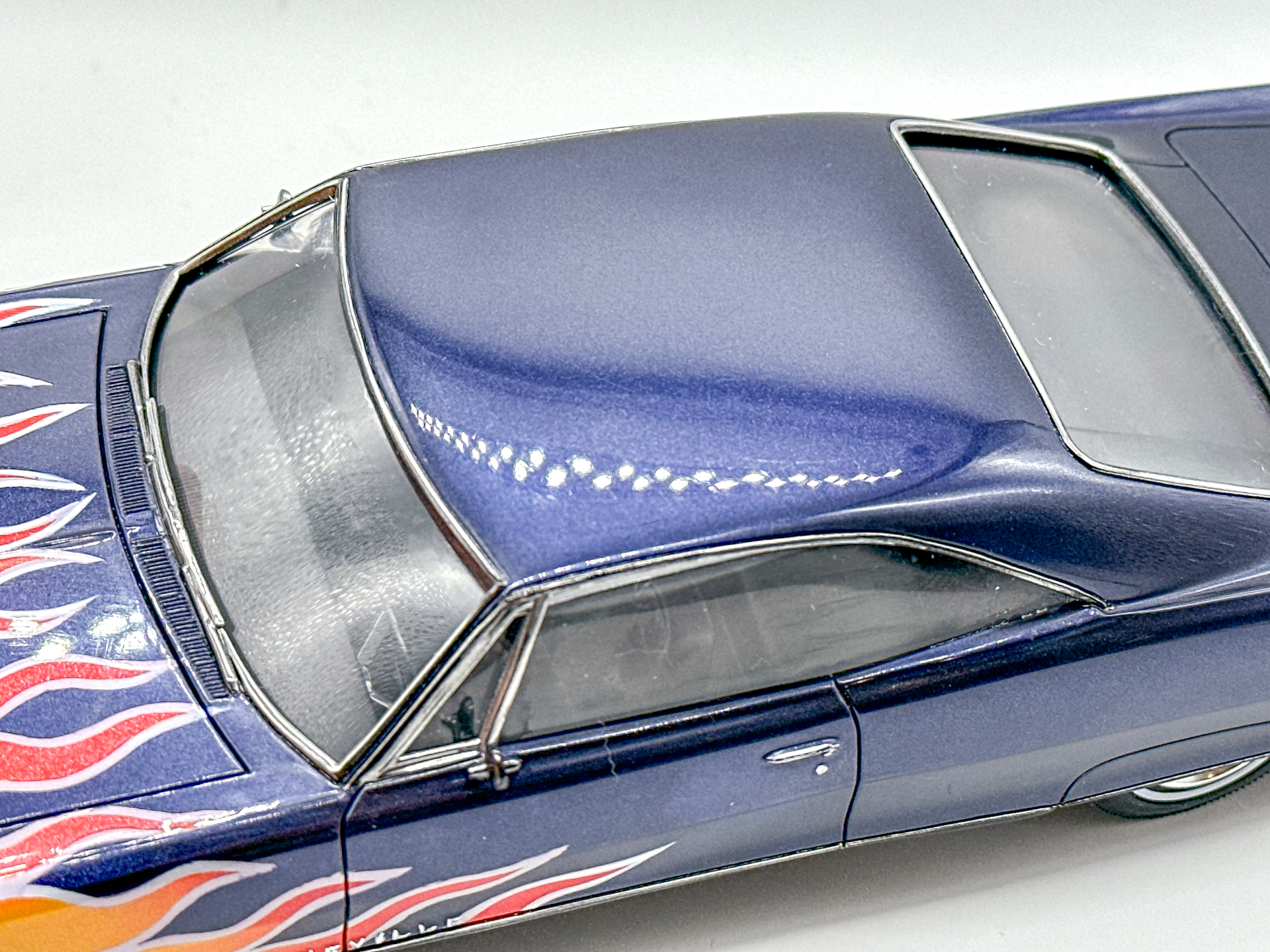 天井部分のアップ。コンパウンドによる研ぎ出しを行なっているため照明の反射がしっかり確認できます。