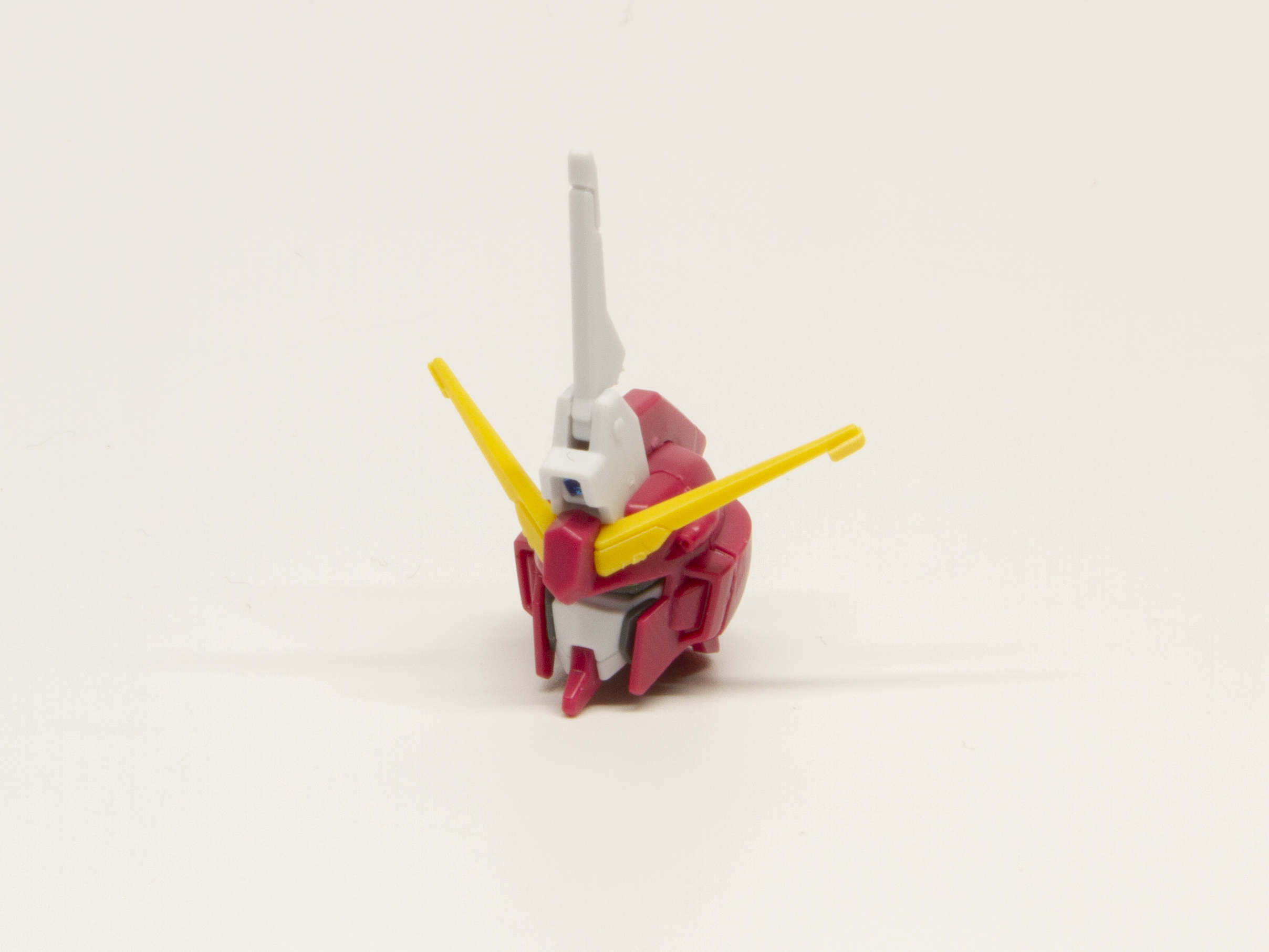 頭部が完成。ツノは可動して前に倒れる