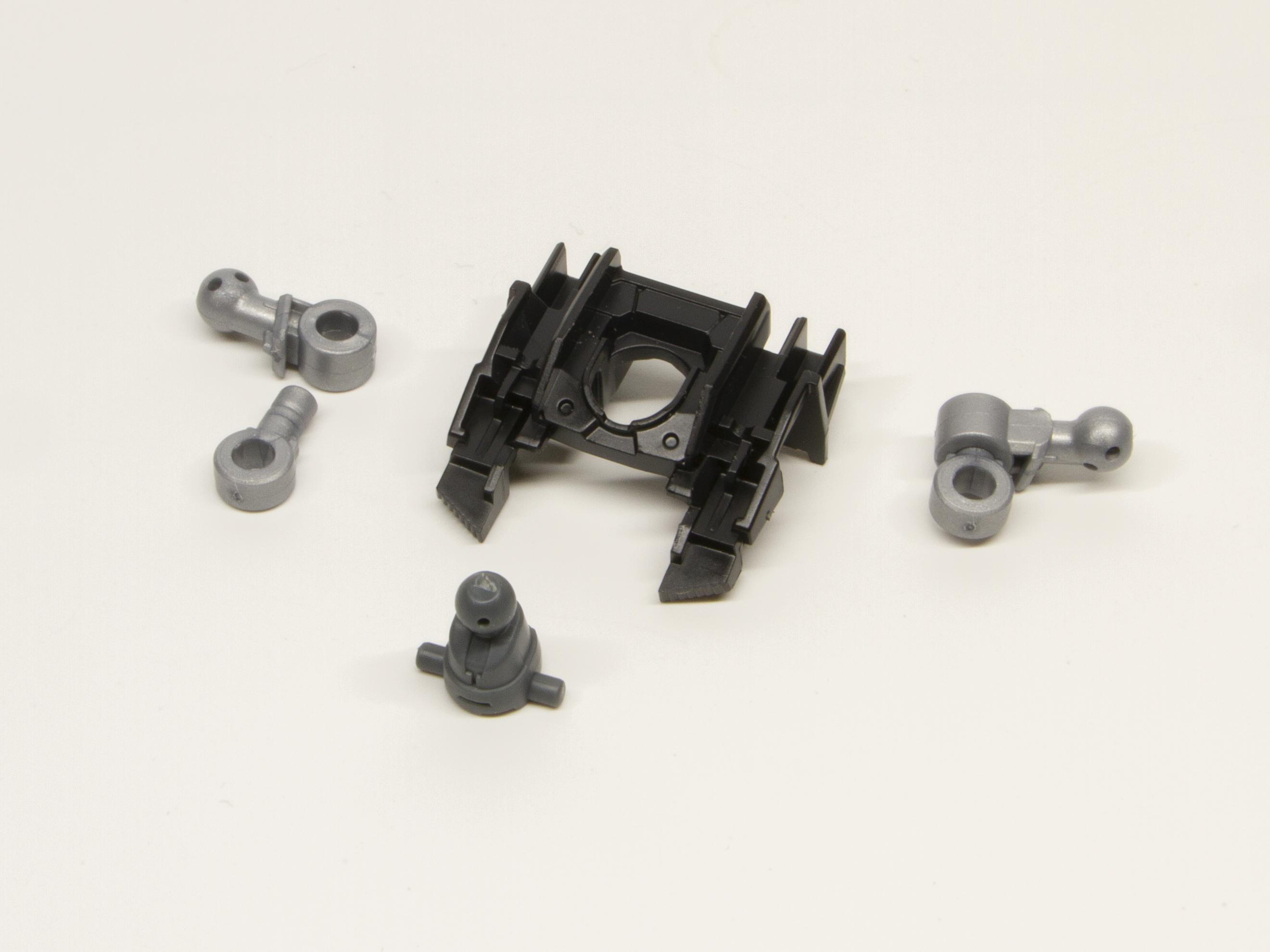 「SEEDアクションシステム」のキモはこの胴体関節。複数の可動軸を備えたこのパーツを胴体の中心に組み込むことで、体幹の前後傾やロールが可能となっている