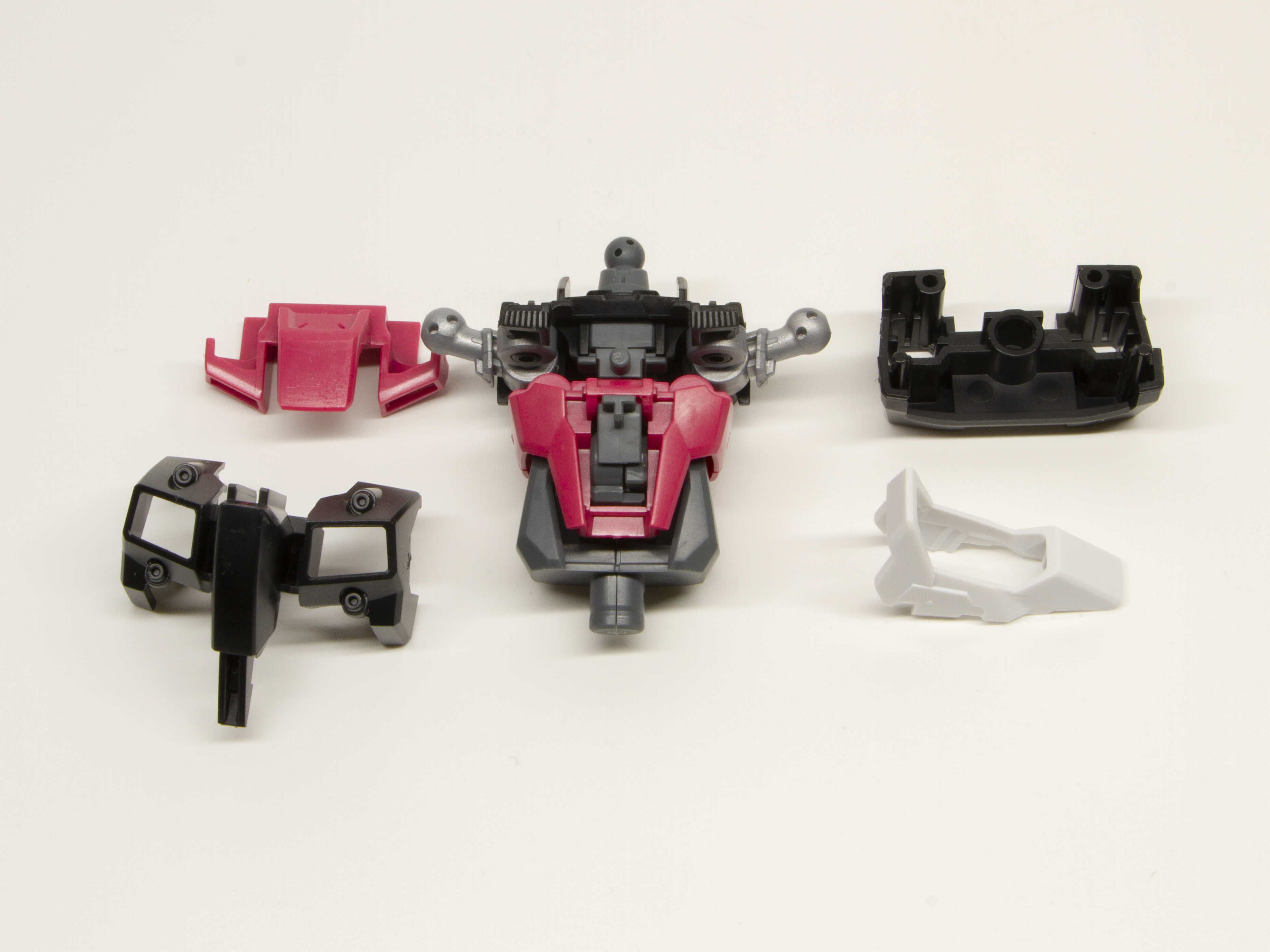 黒いパーツに白いパーツをはめ込むことで鮮やかな色分けを実現