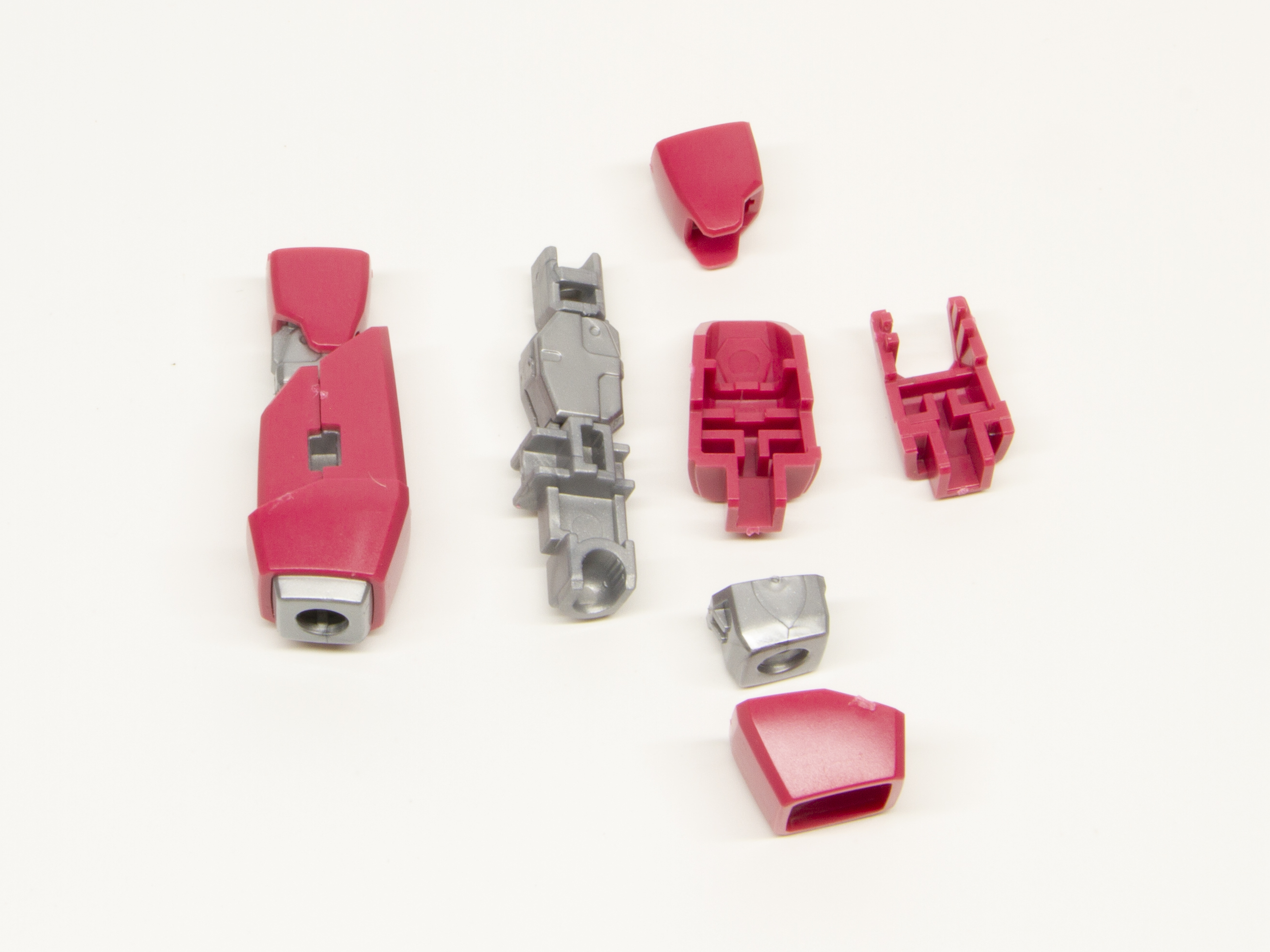 少ないパーツで簡単に組み立てられる腕。それでも可動域は広く、手首はグッと力を入れるような動作が可能