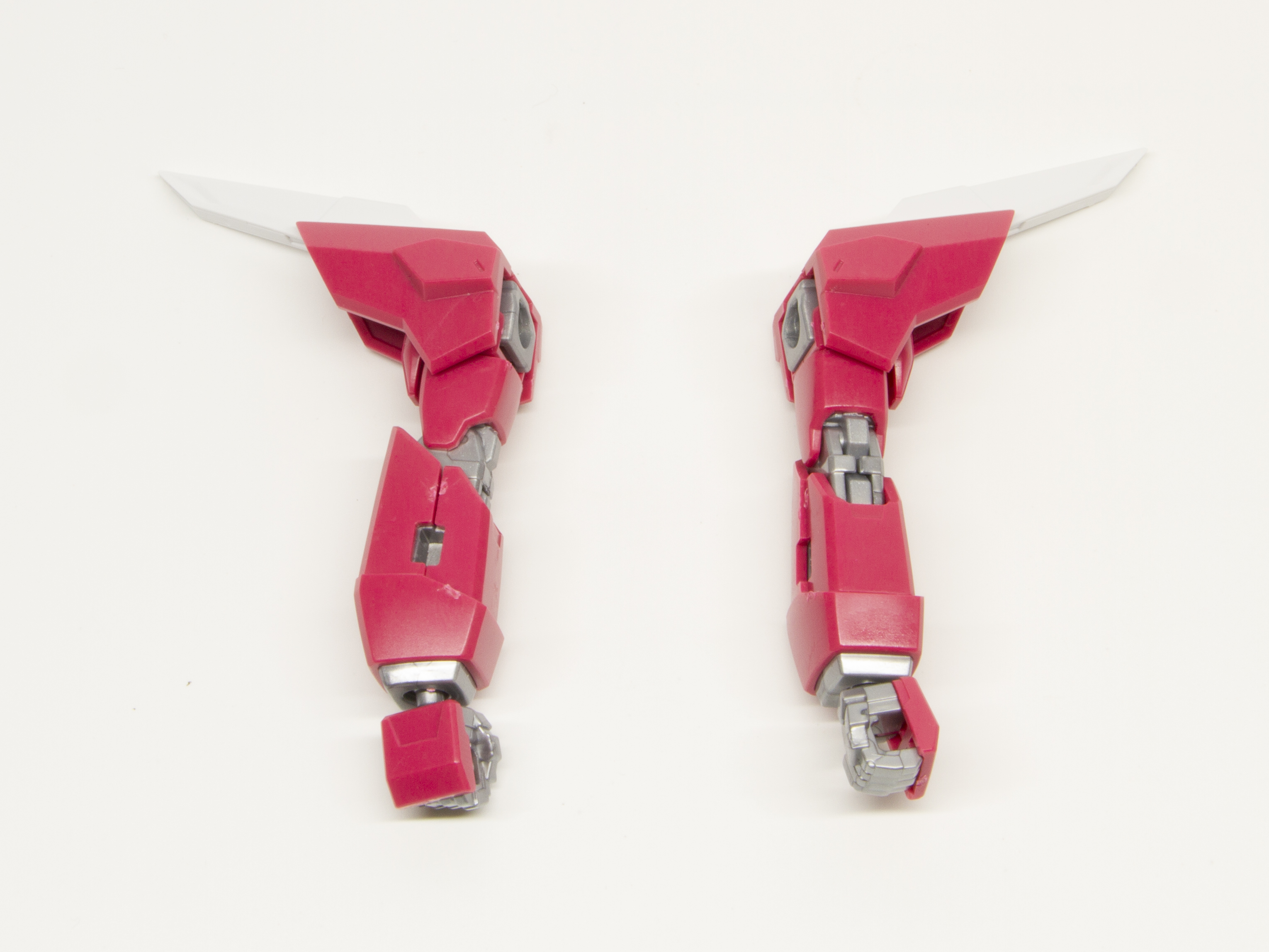 少ないパーツで簡単に組み立てられる腕。それでも可動域は広く、手首はグッと力を入れるような動作が可能