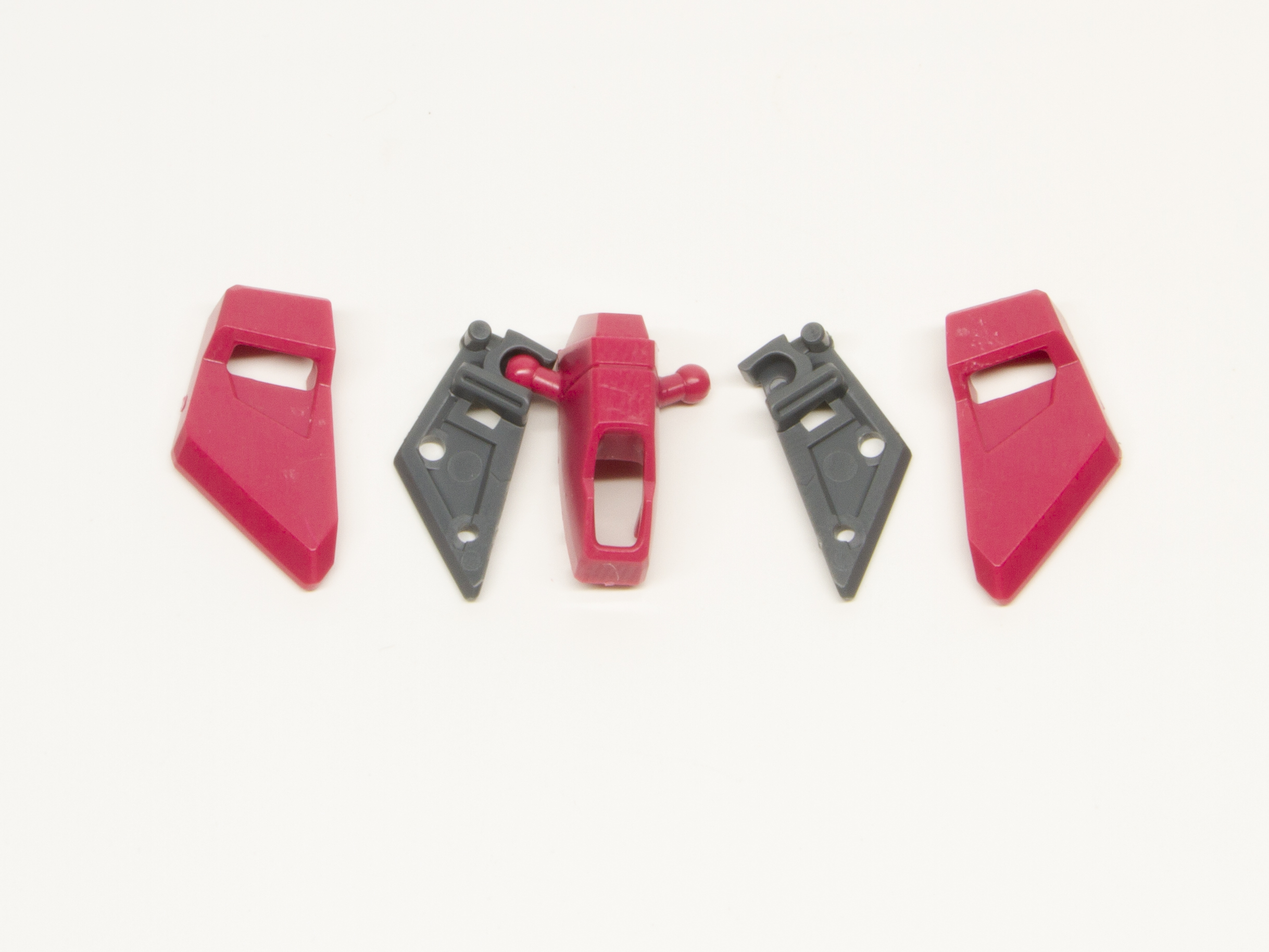 前面スカートはあらかじめ左右が独立しており、インナーフレームを仕込んで完成する