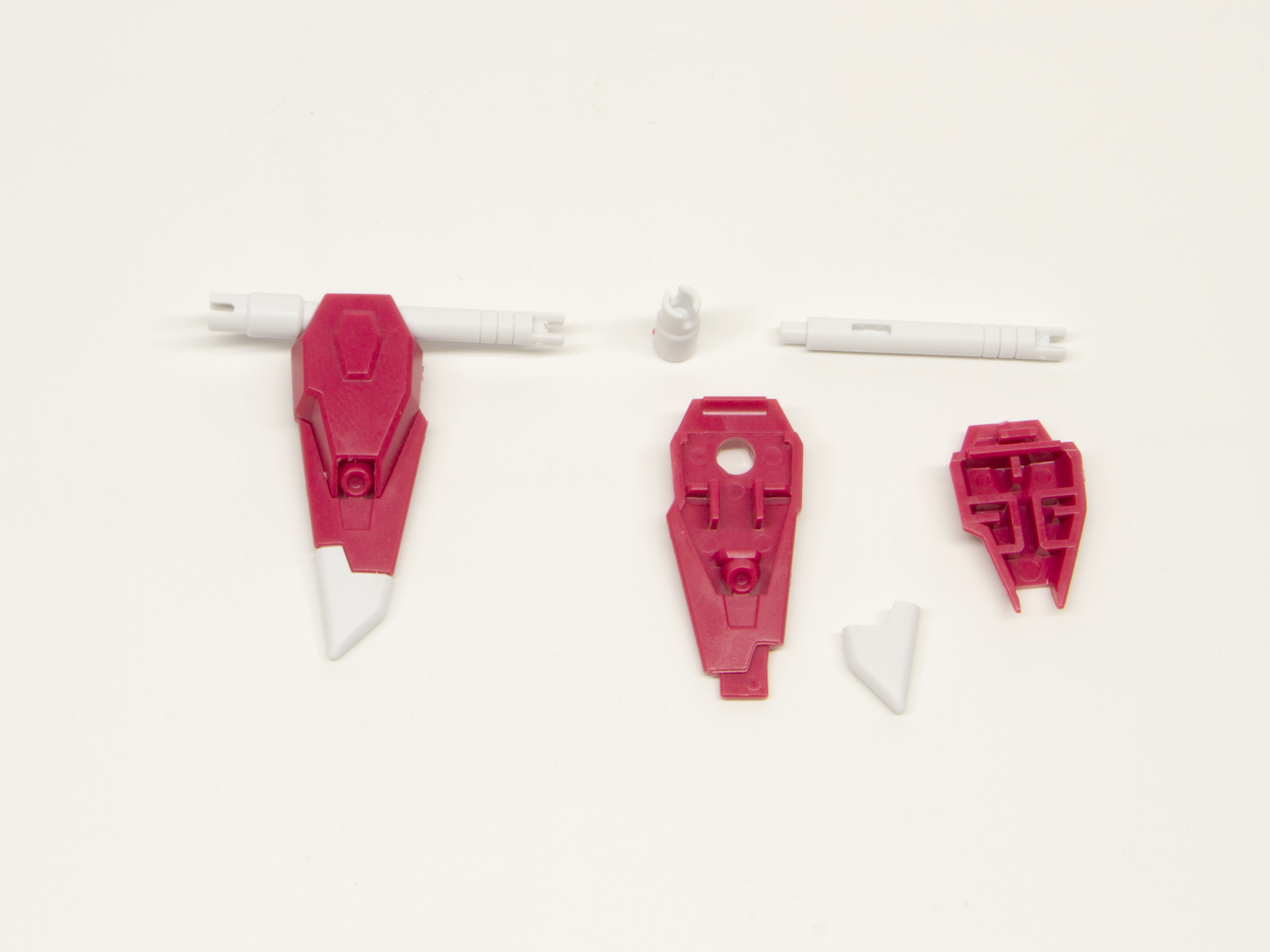 サイドスカートはビームサーベルを挟み込んで組み立てる