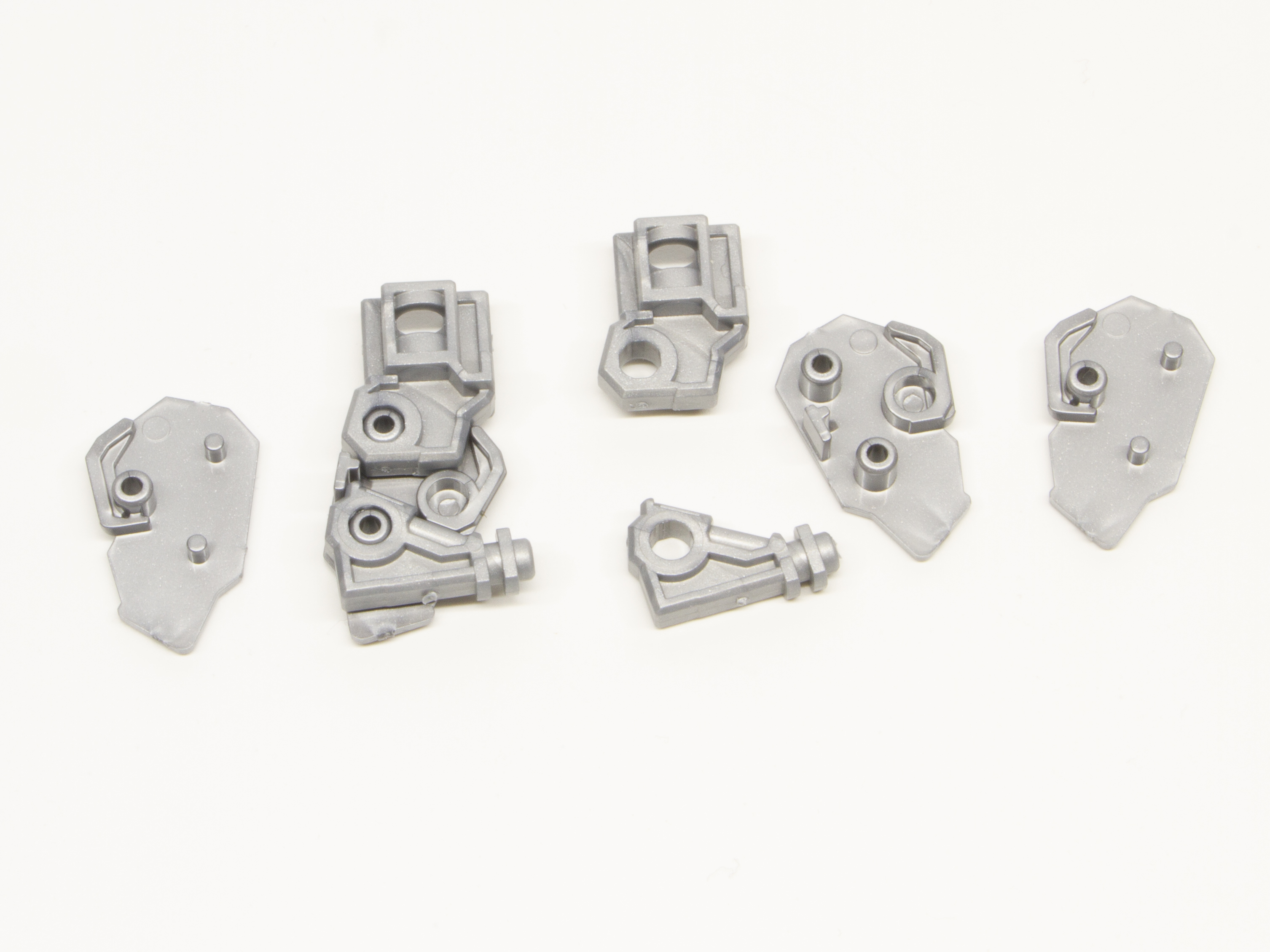 膝関節の組み立て。ロール軸が仕込まれる