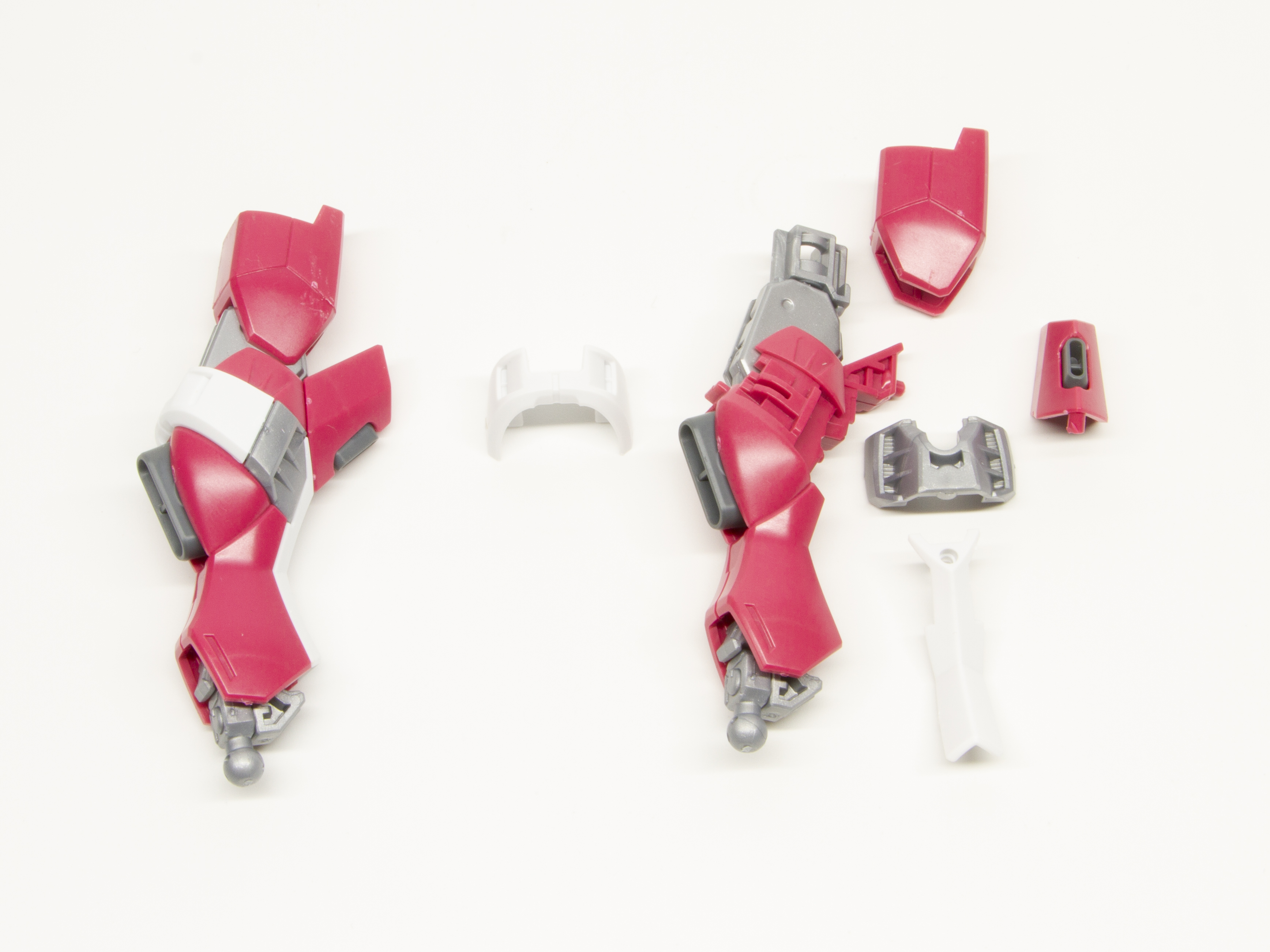 ピンクのパーツを組んだところにホワイトとシルバーのパーツを組み込む