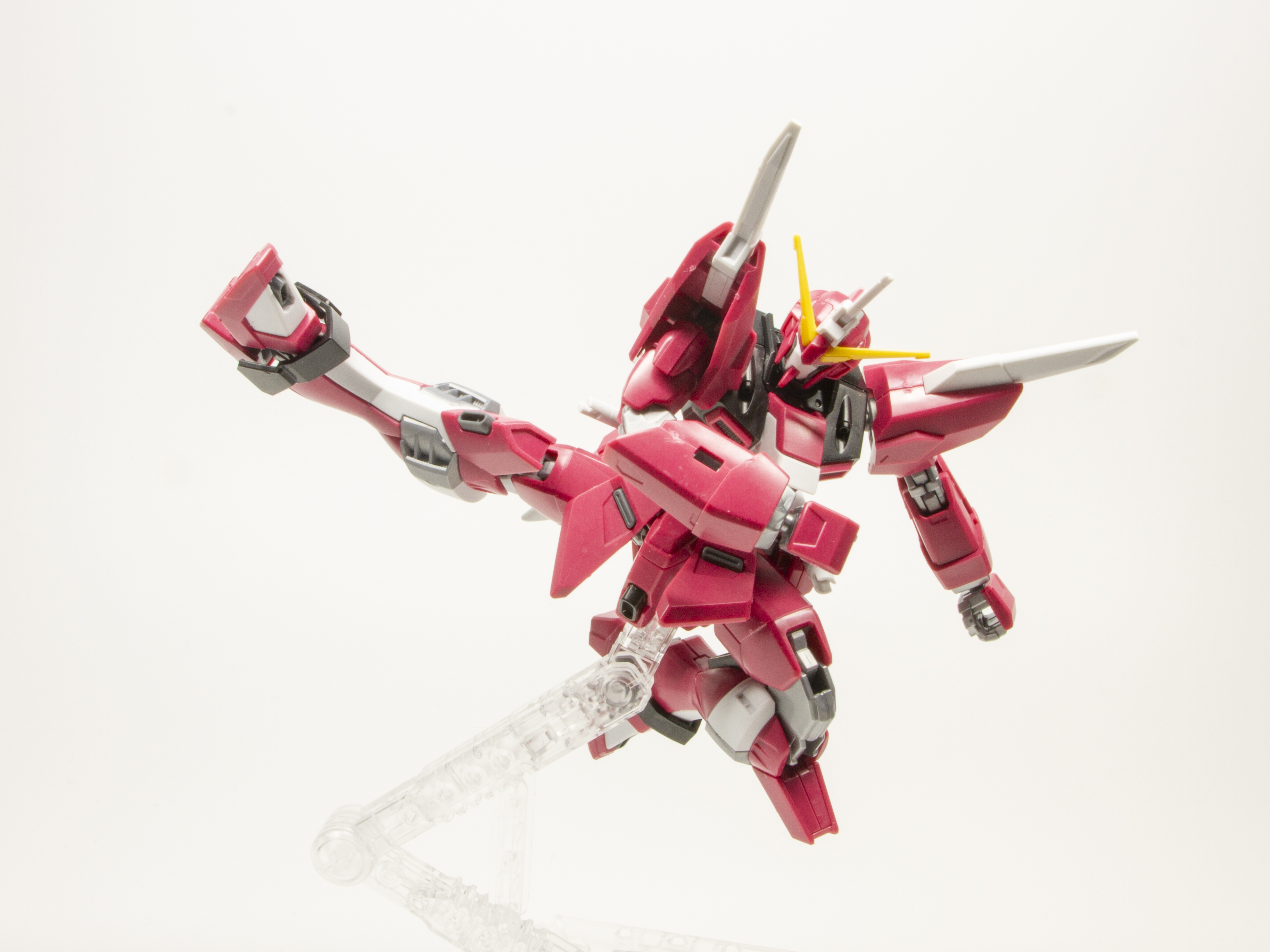 装甲が干渉しないので大きく脚を上げた蹴り上げポーズも容易に再現できる